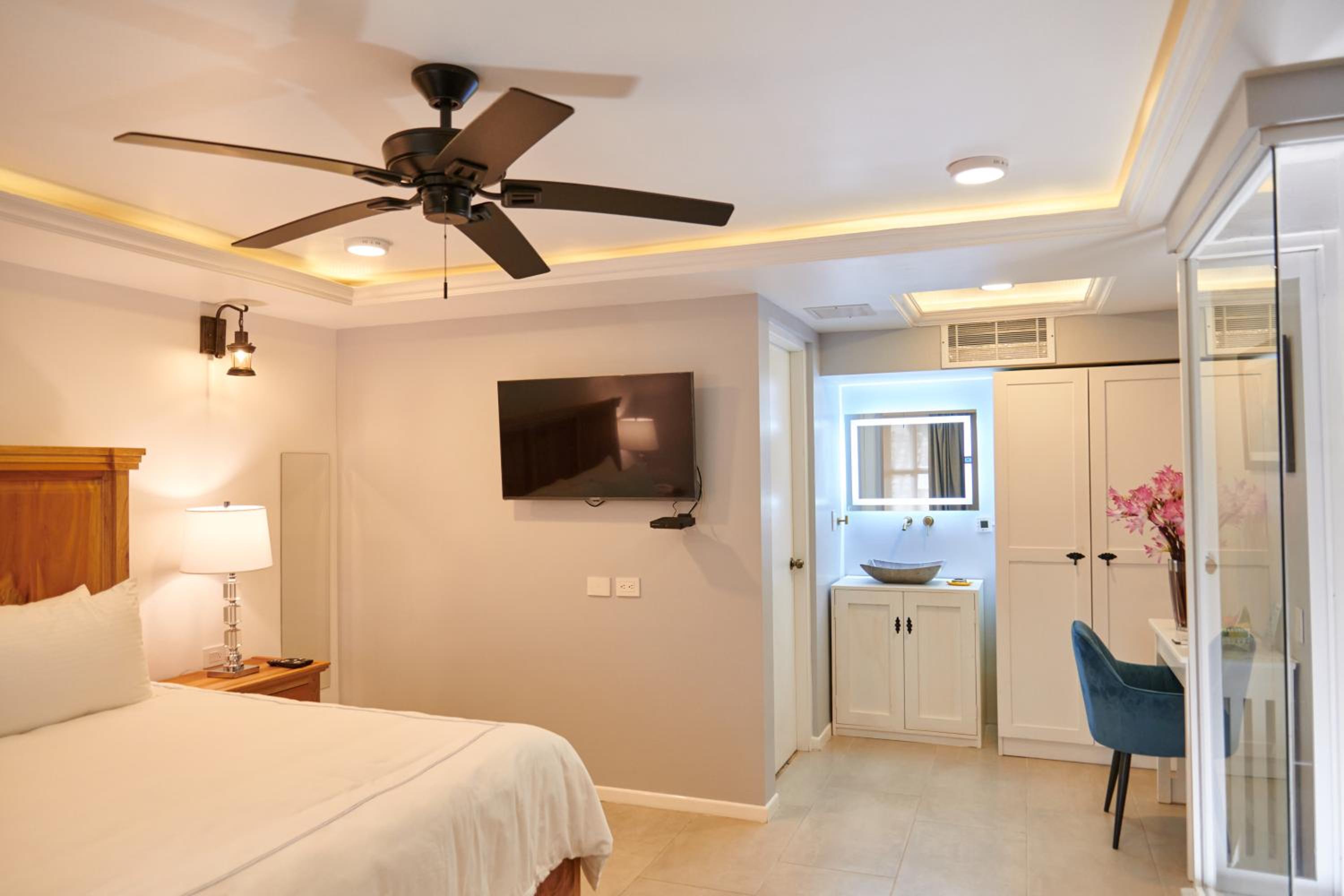 King Room with Balcony - Photo 12