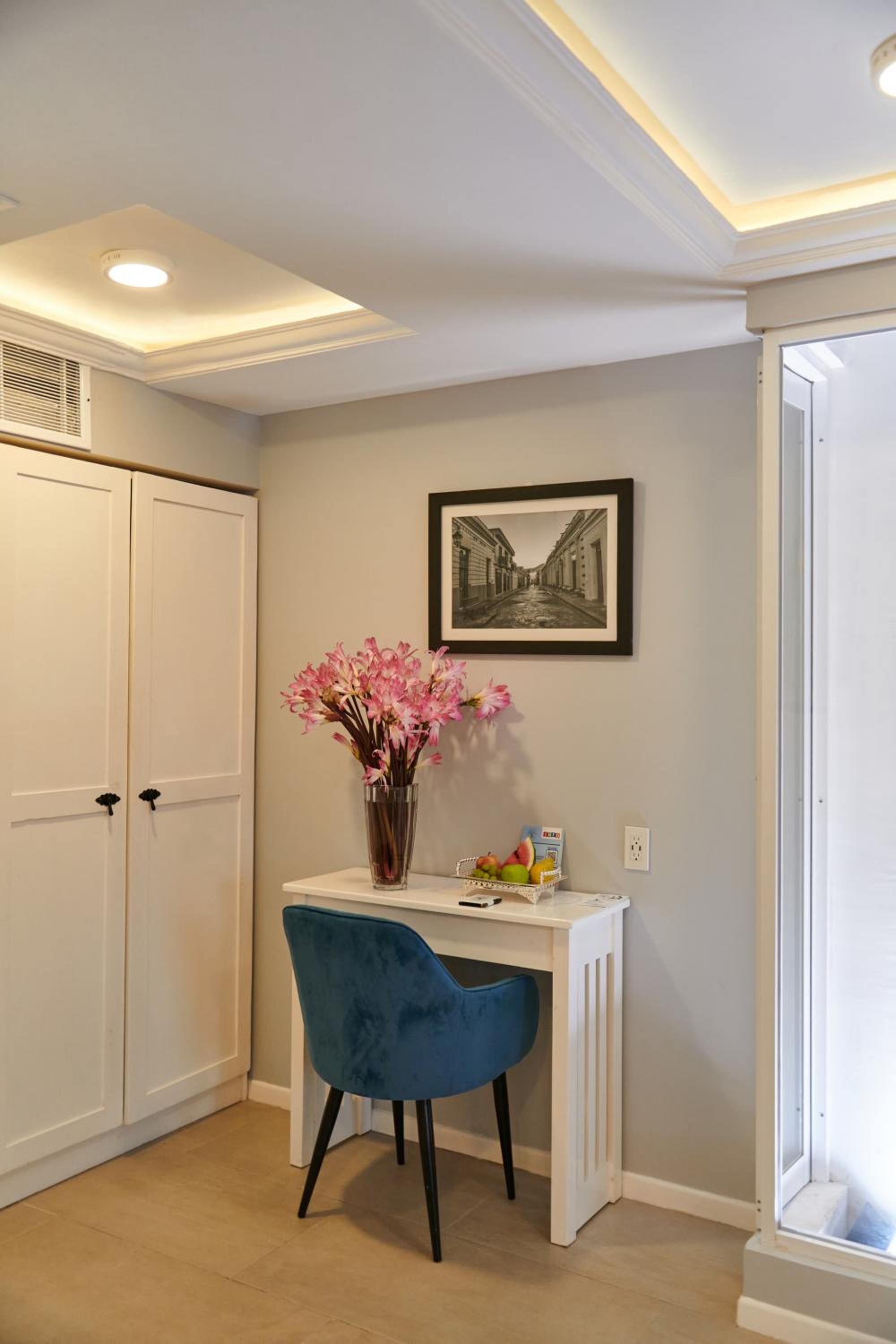 King Room with Balcony - Photo 13