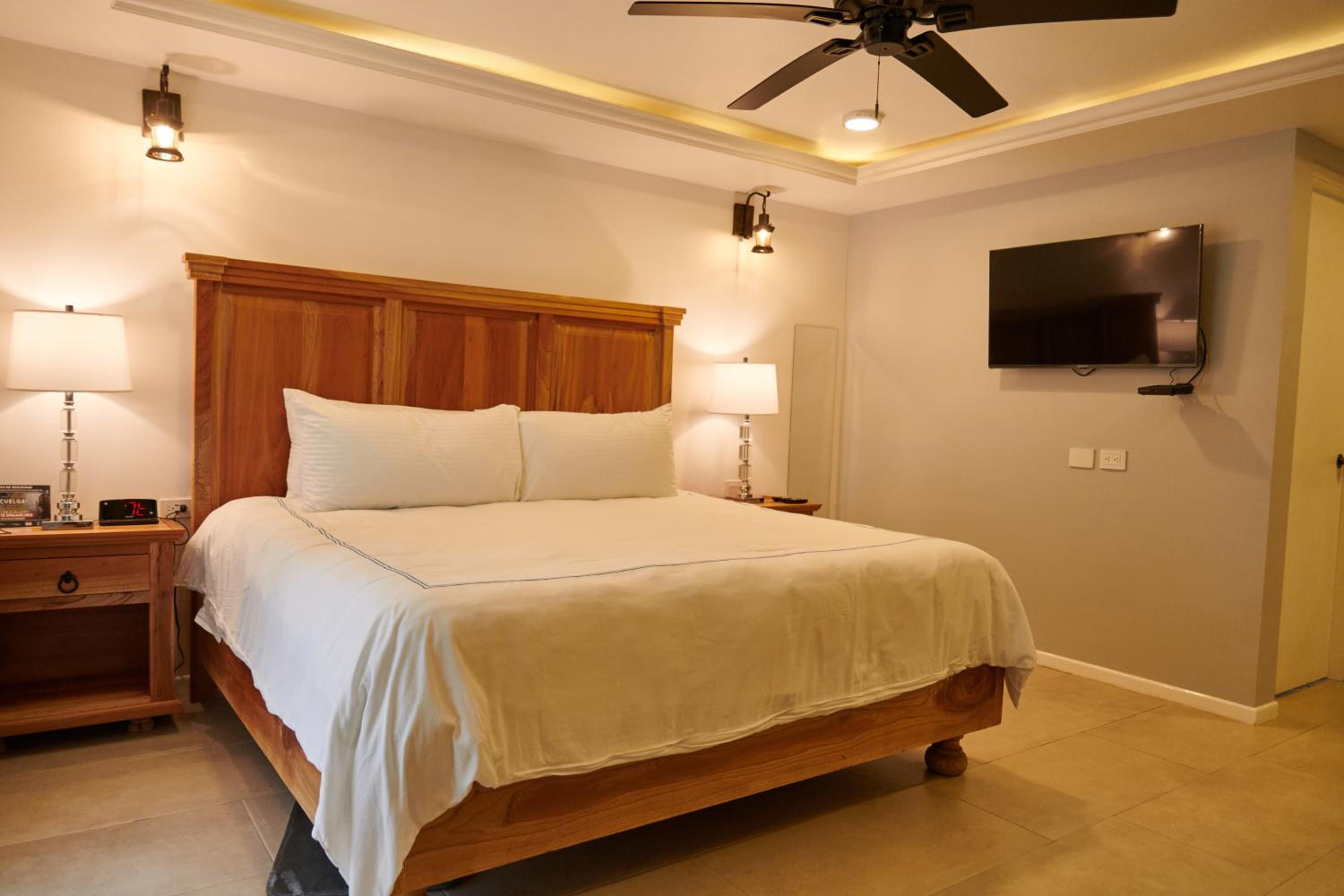 King Room with Balcony - Photo 14