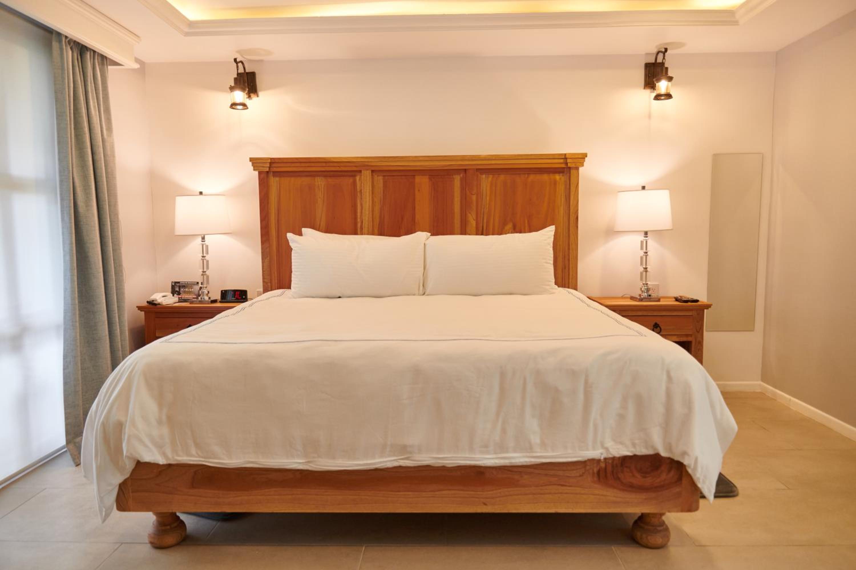 King Room with Balcony - Photo 6