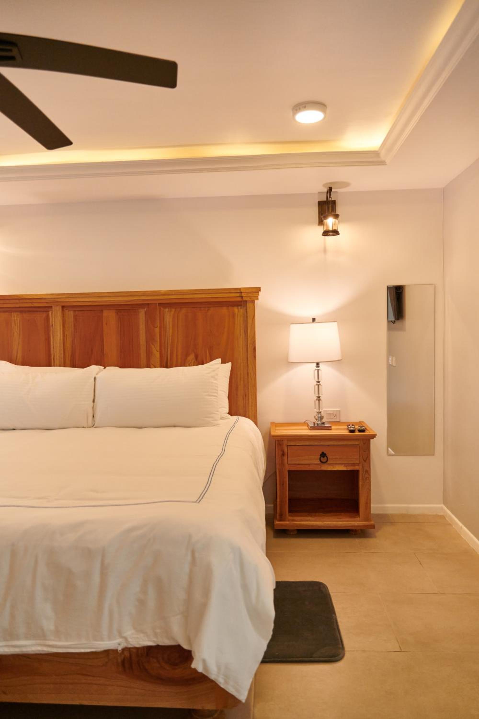 King Room with Balcony - Photo 15