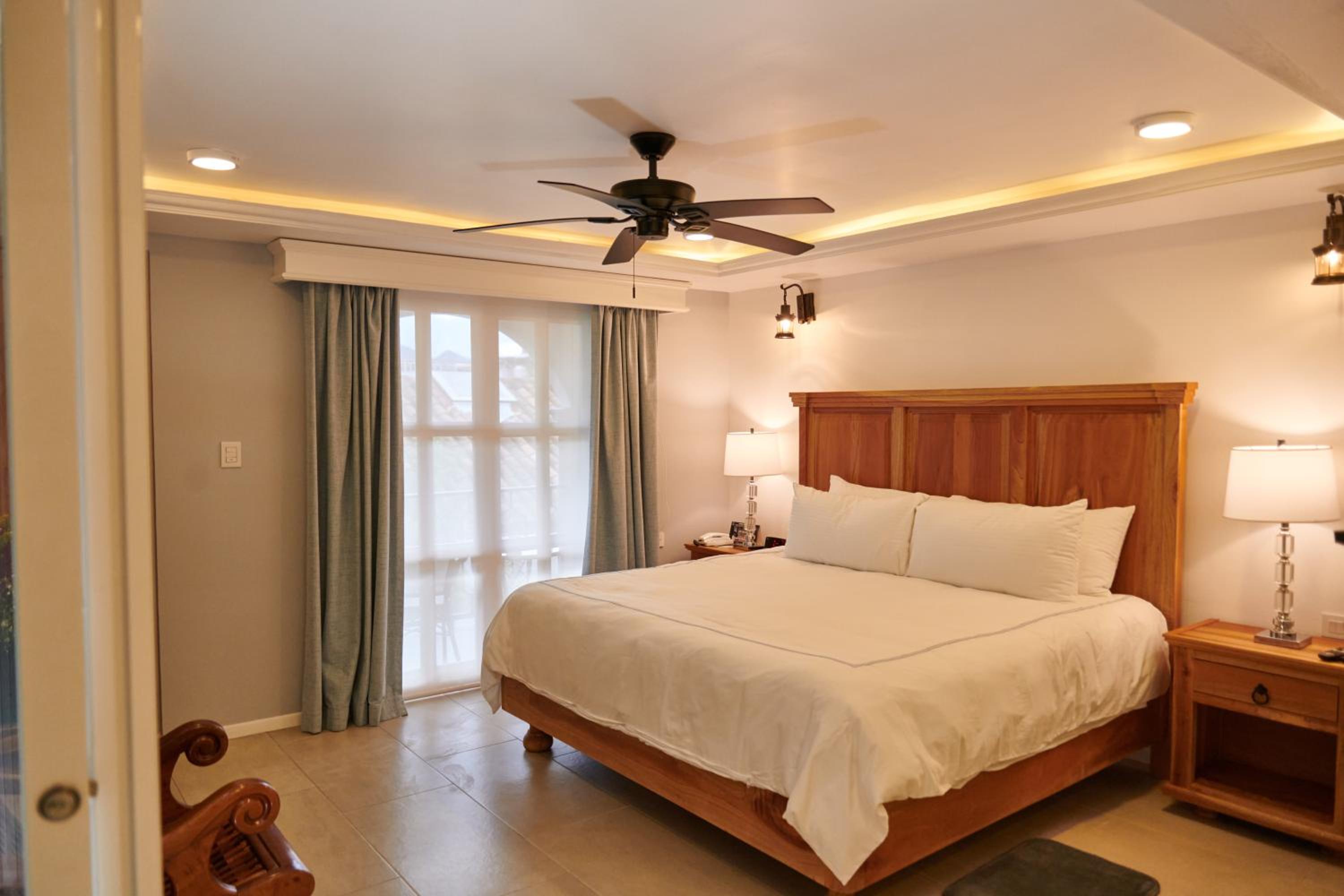 King Room with Balcony - Photo 8