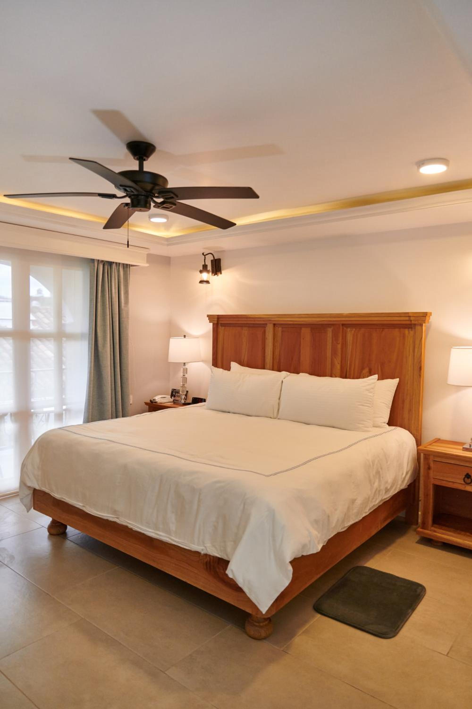 King Room with Balcony - Photo 9