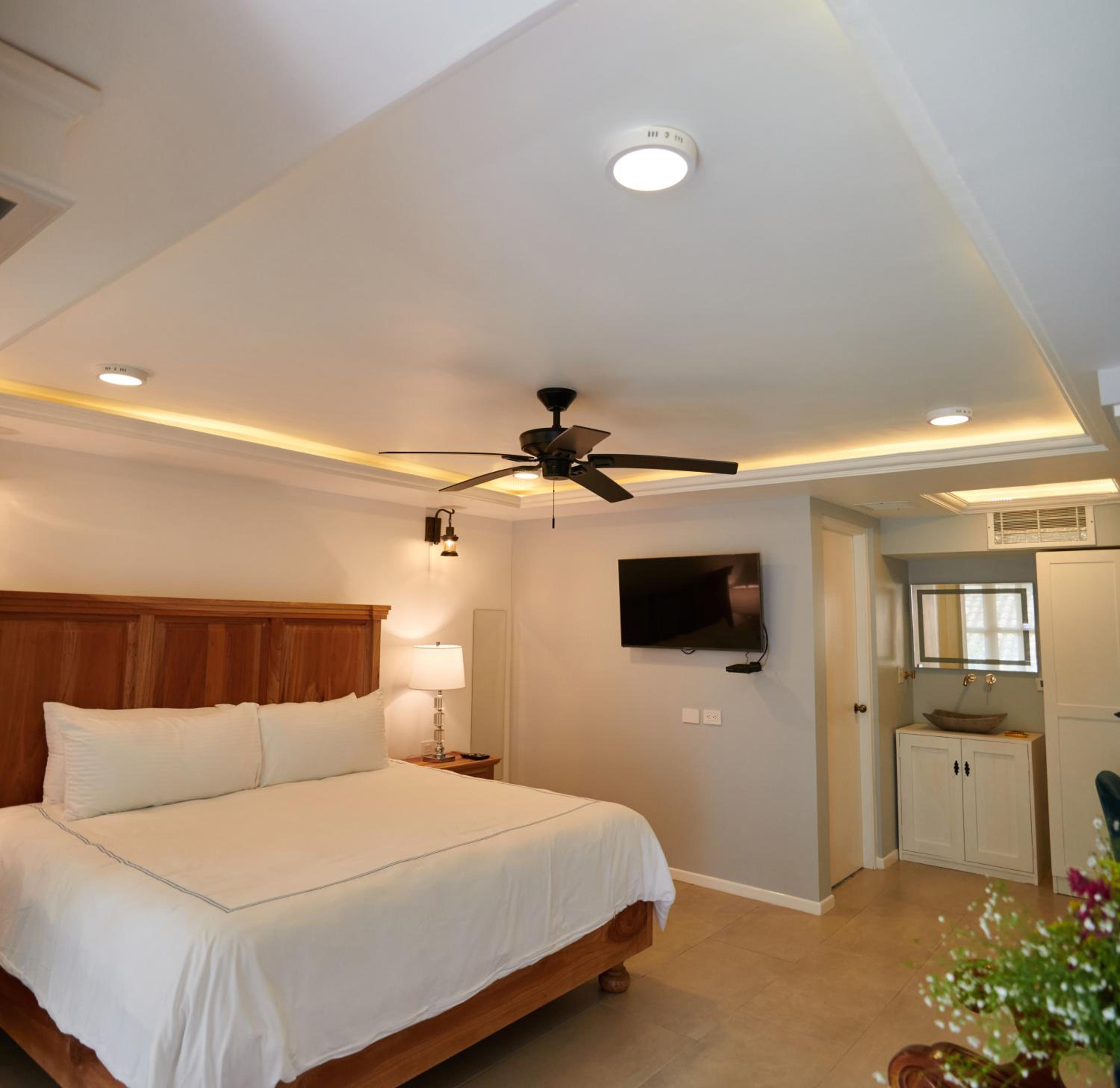 King Room with Balcony - Photo 11