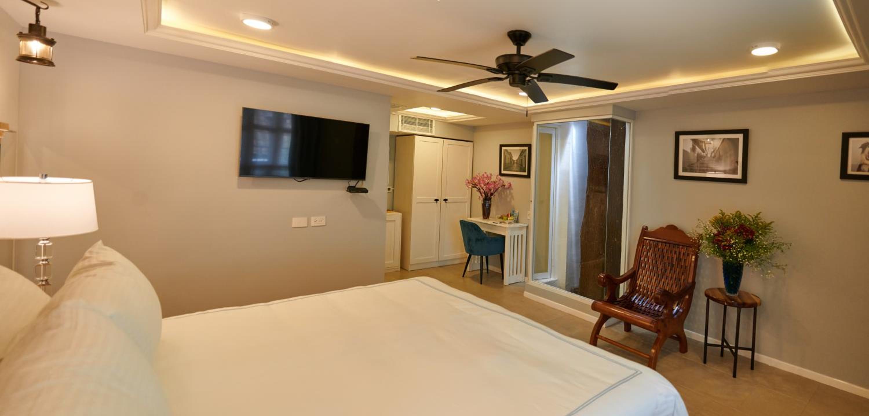 King Room with Balcony - Photo 2
