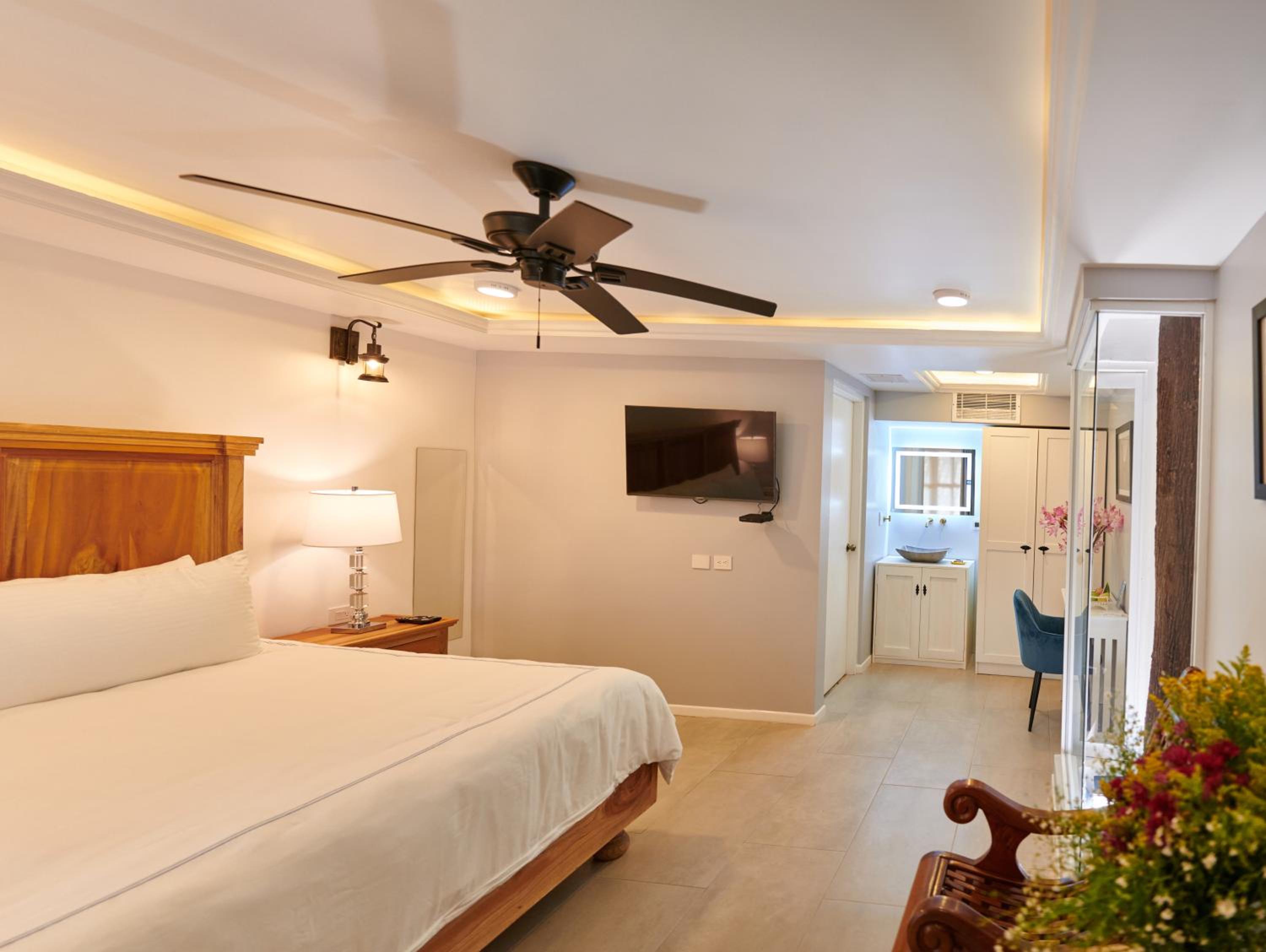 King Room with Balcony - Photo 3