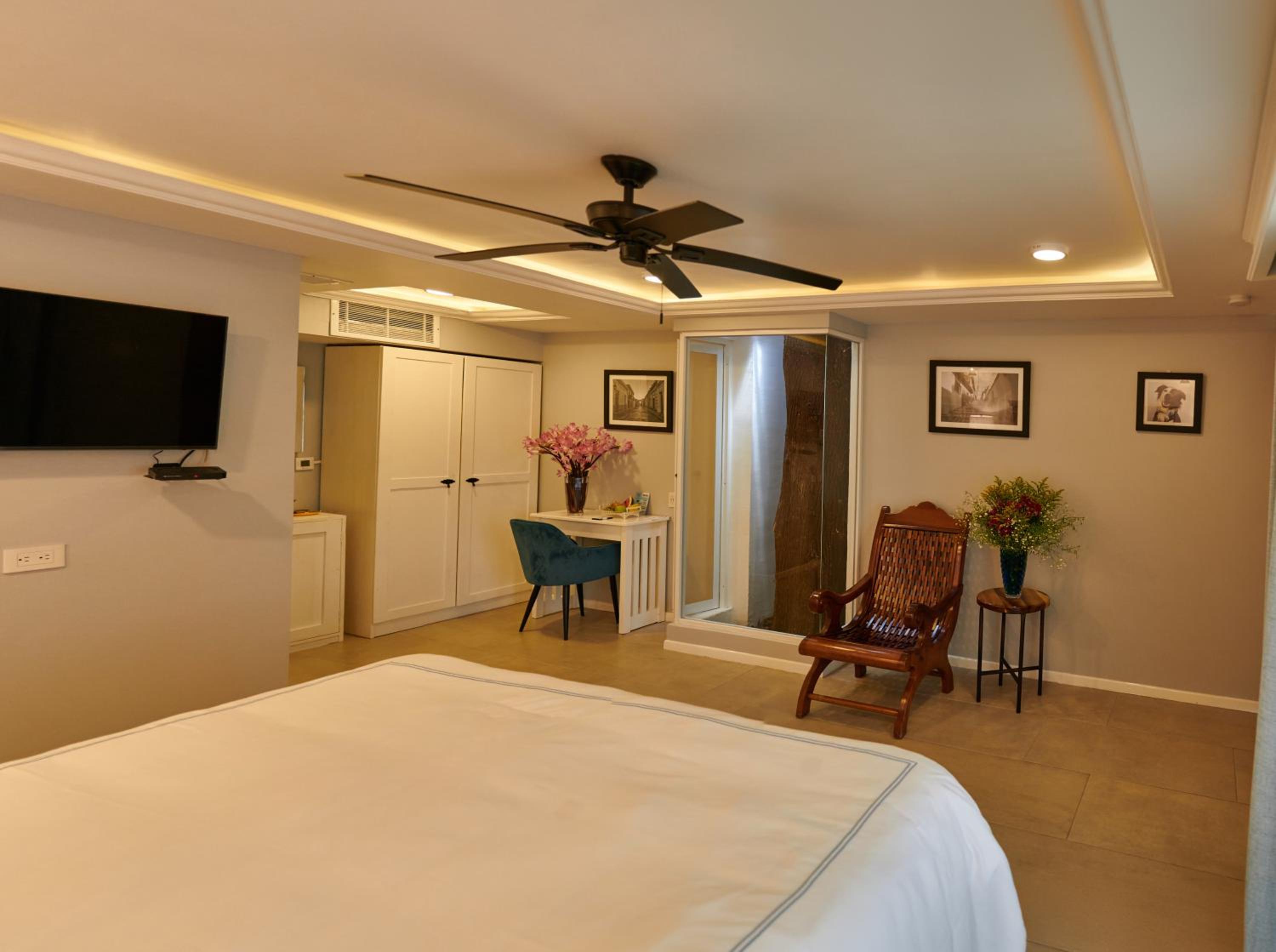 King Room with Balcony - Photo 4