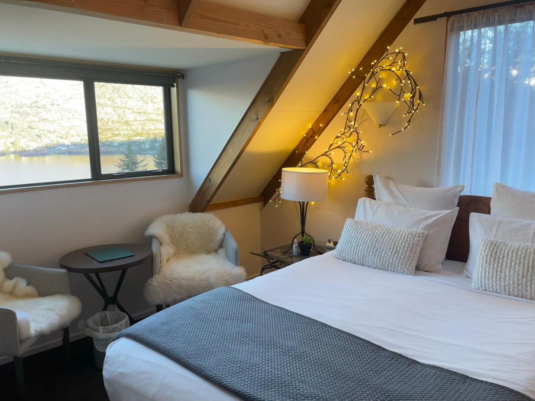 King Room with Lake View and Private External Bathroom