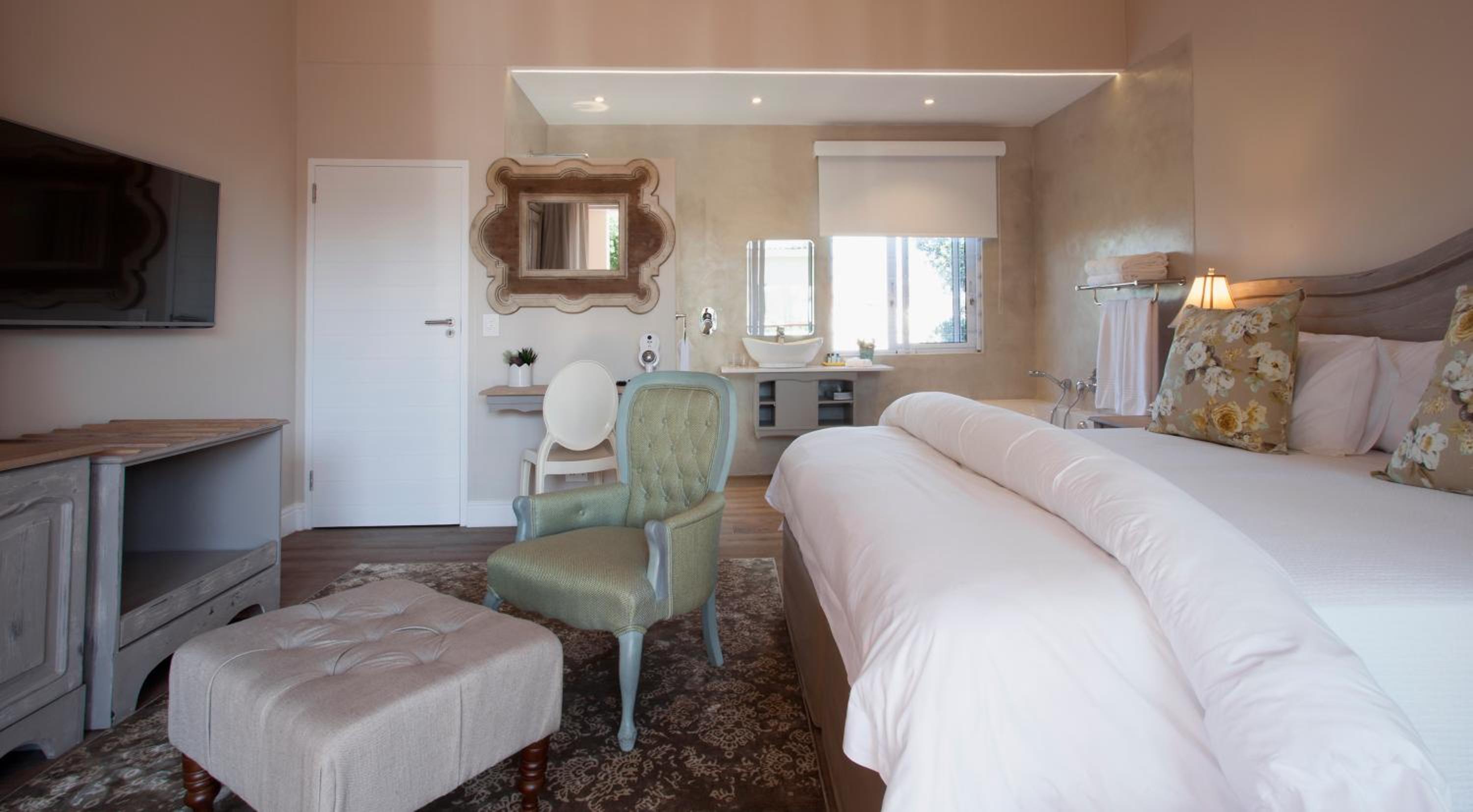 Deluxe Double or Twin Room with Pool View photo 3