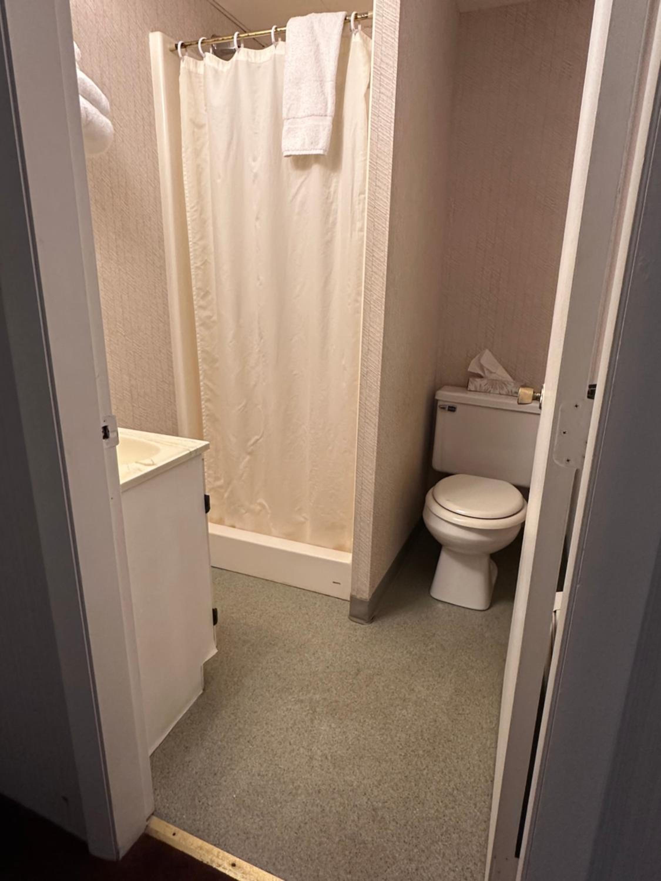 Queen Room photo 2