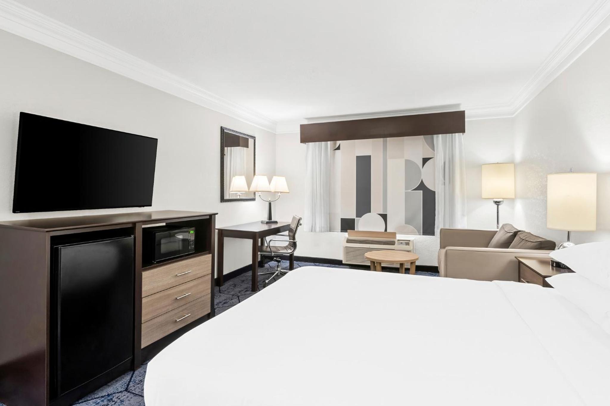 Queen Room with Sofa Bed - Non-Smoking - Photo 3