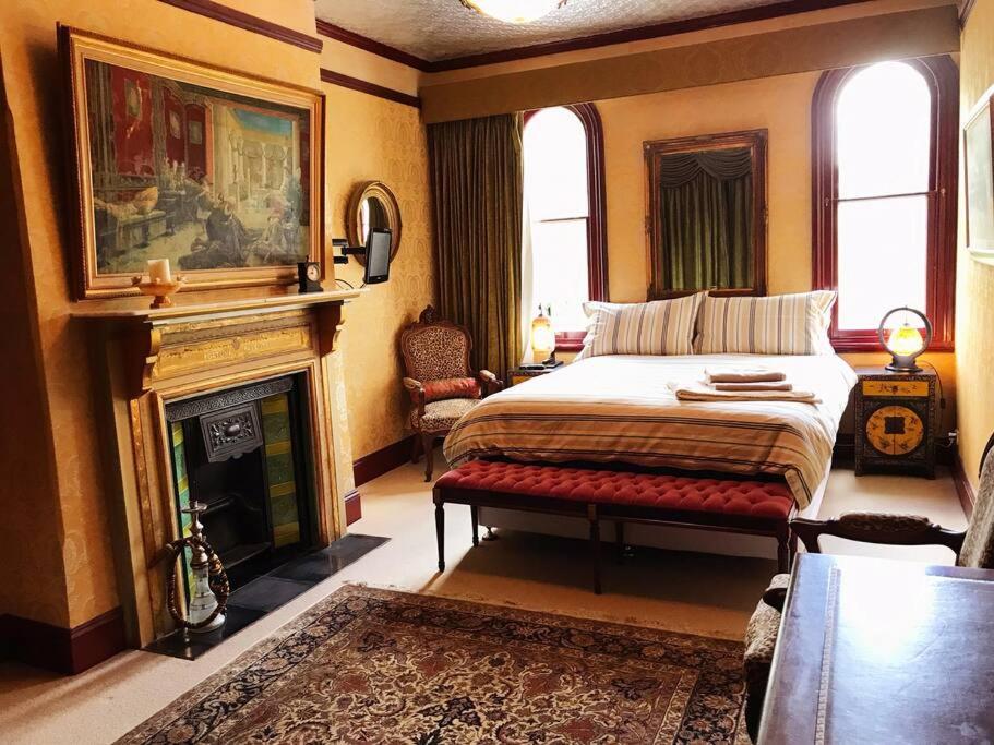 Five-Bedroom House photo 3