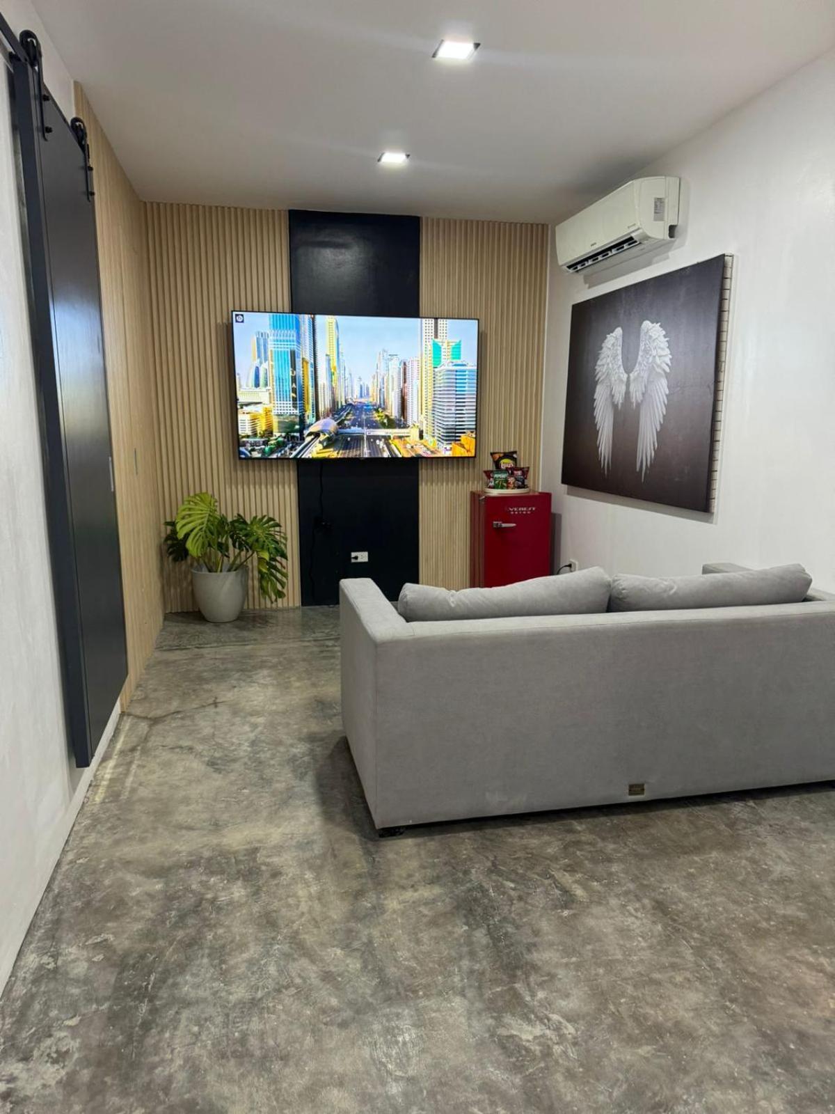 Executive Suite - Photo 6