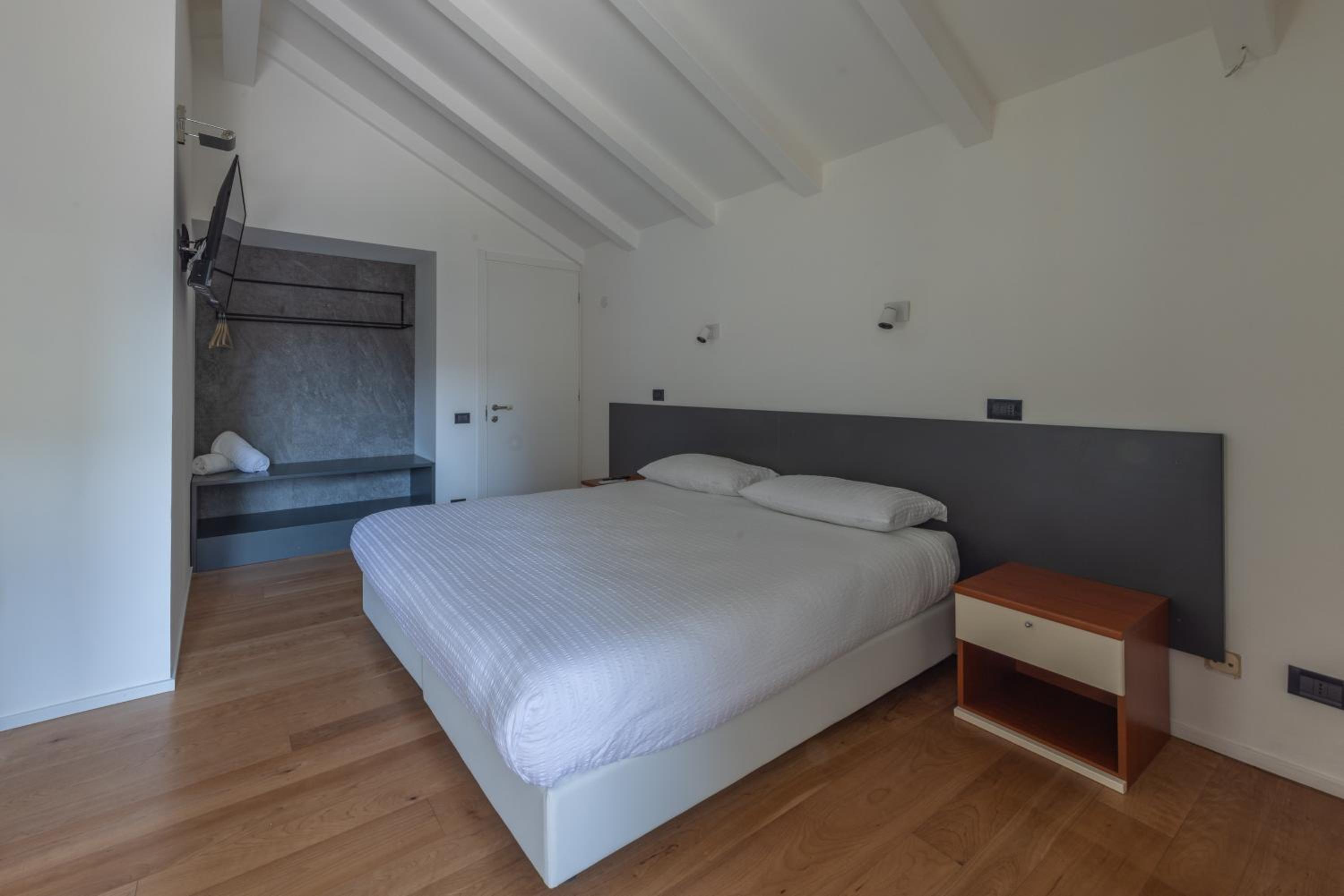 Deluxe Double Room with Balcony photo 1