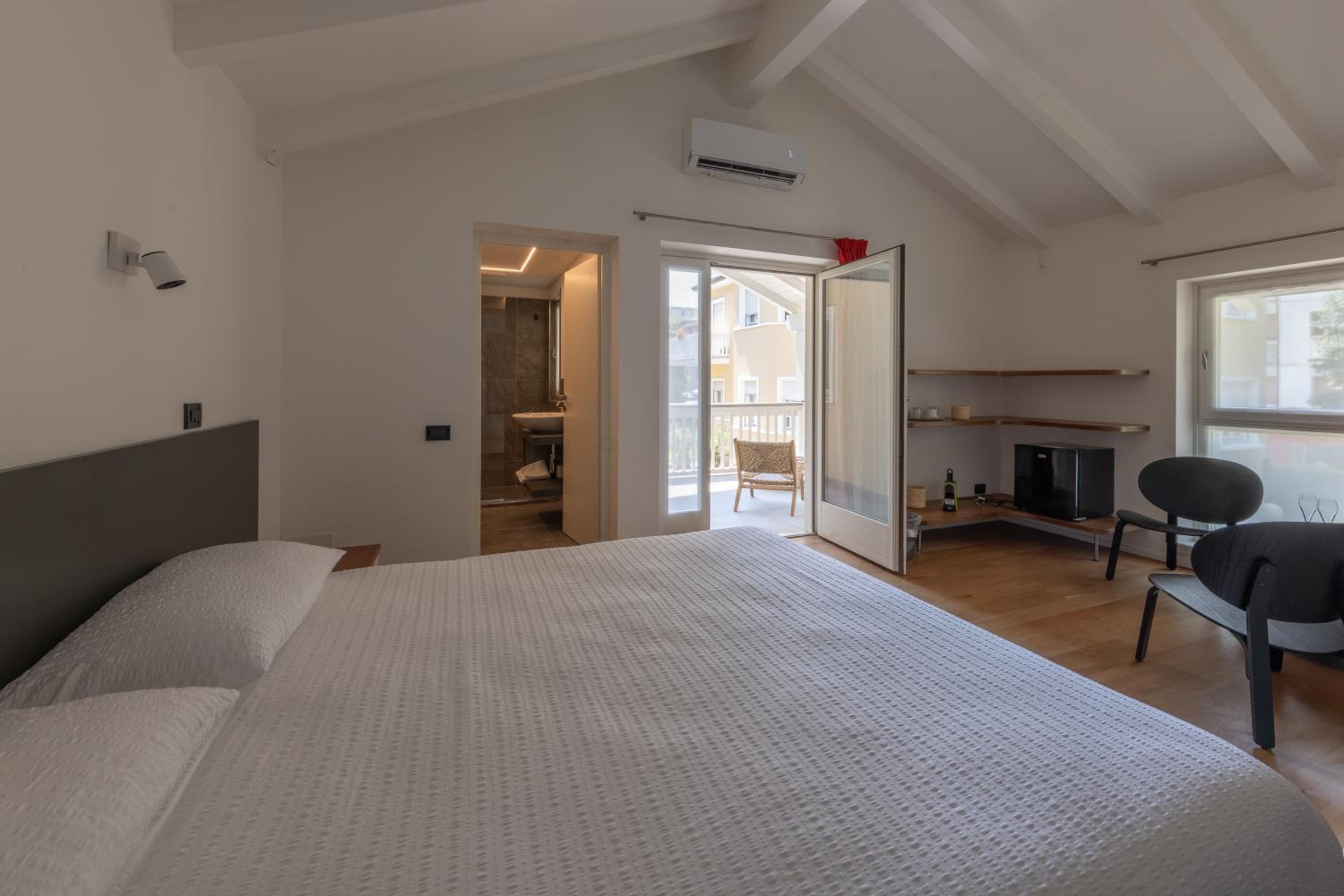 Deluxe Double Room with Balcony photo 2