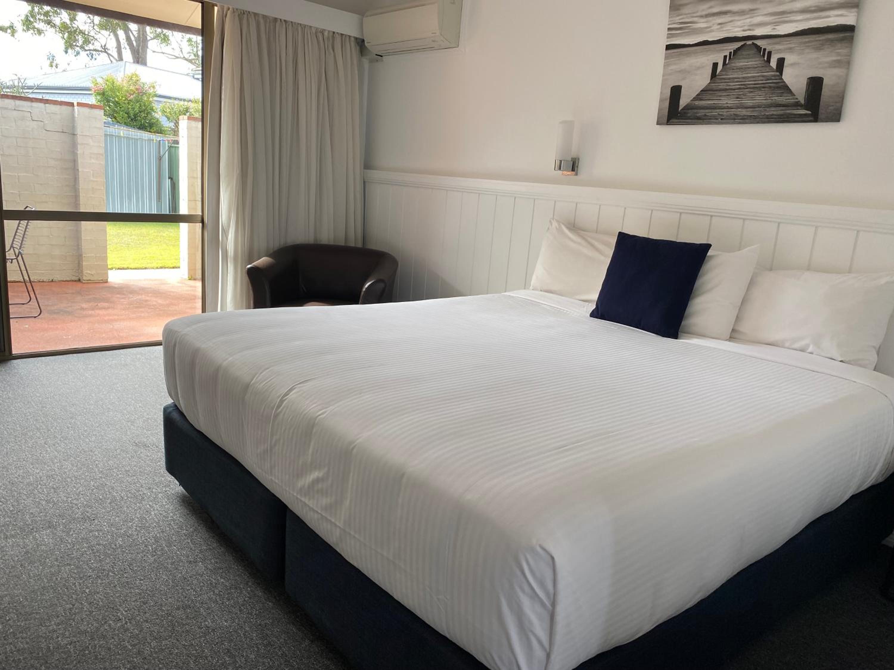 Deluxe King Room - Not Pet Friendly - Photo 5