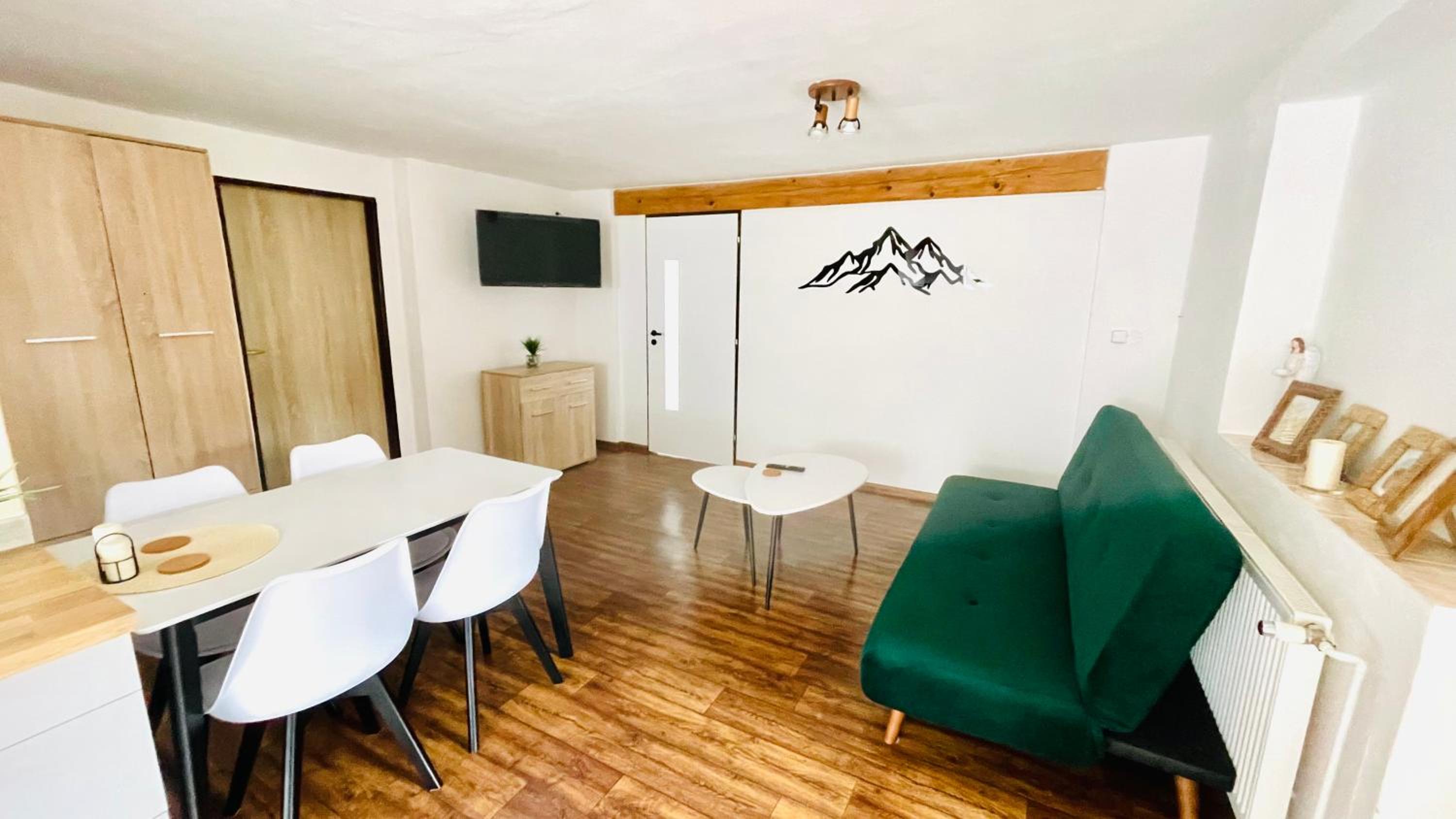 Three-Bedroom Apartment with Mountain View photo 1