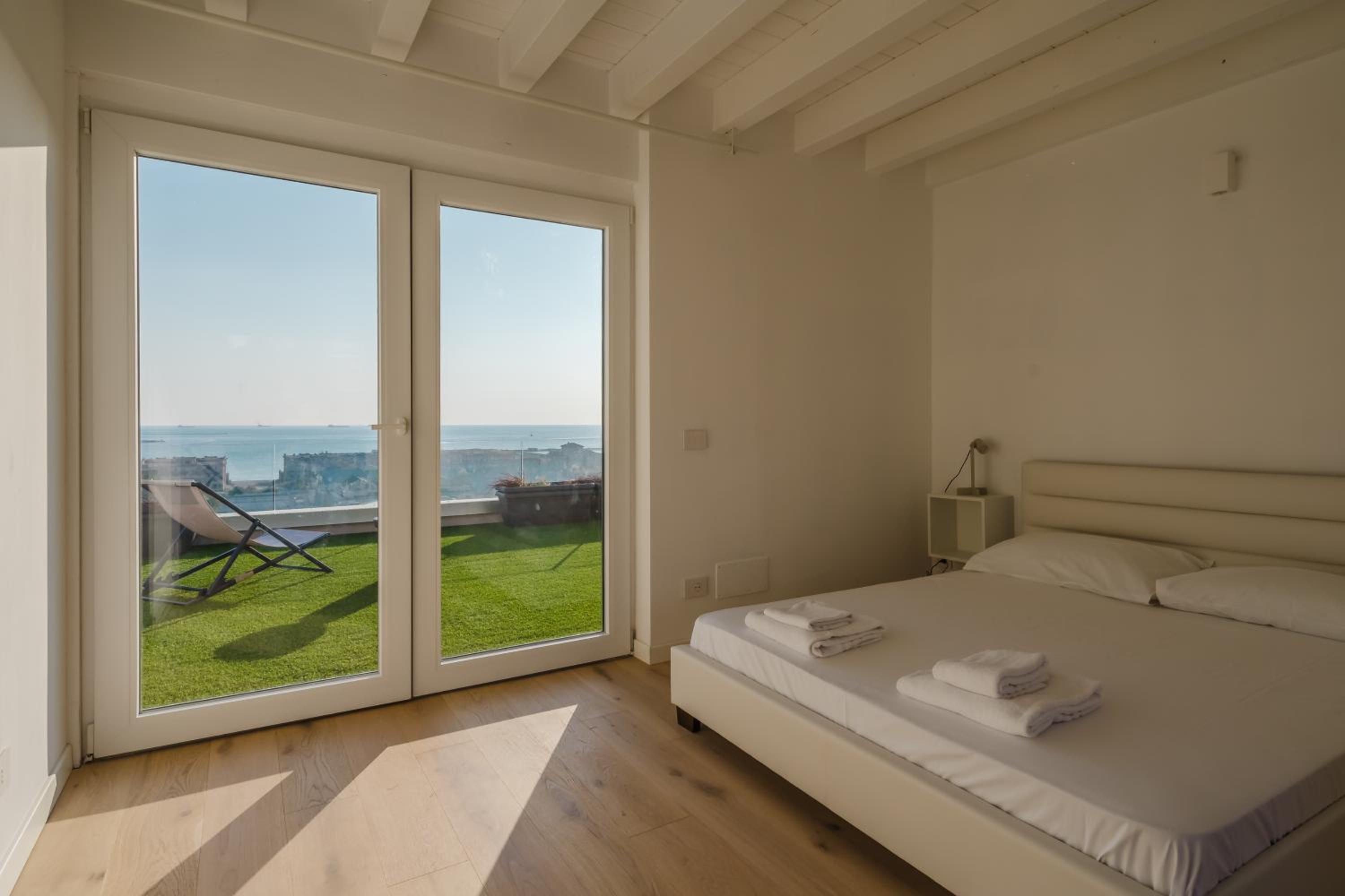 Apartment with Sea View and Balcony