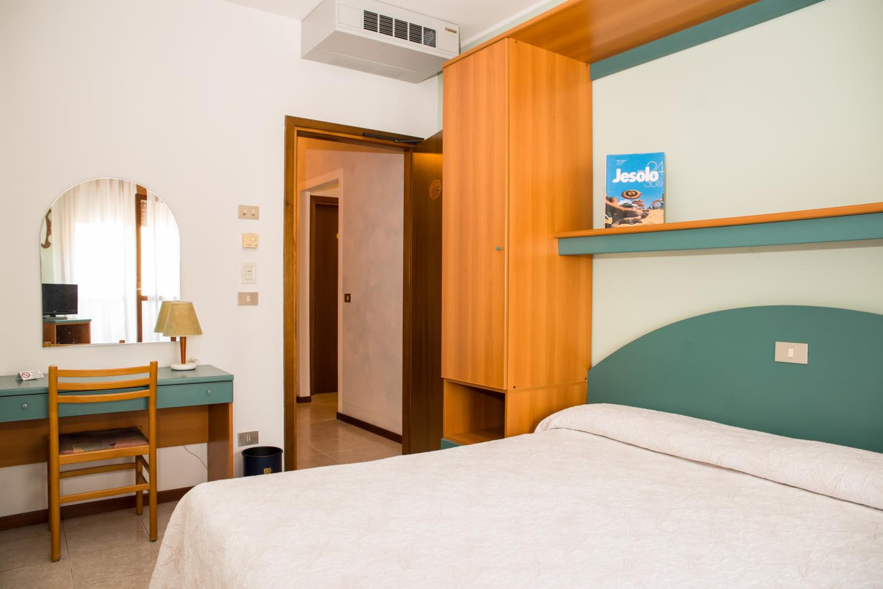 Standard Double or Twin Room - Photo 9