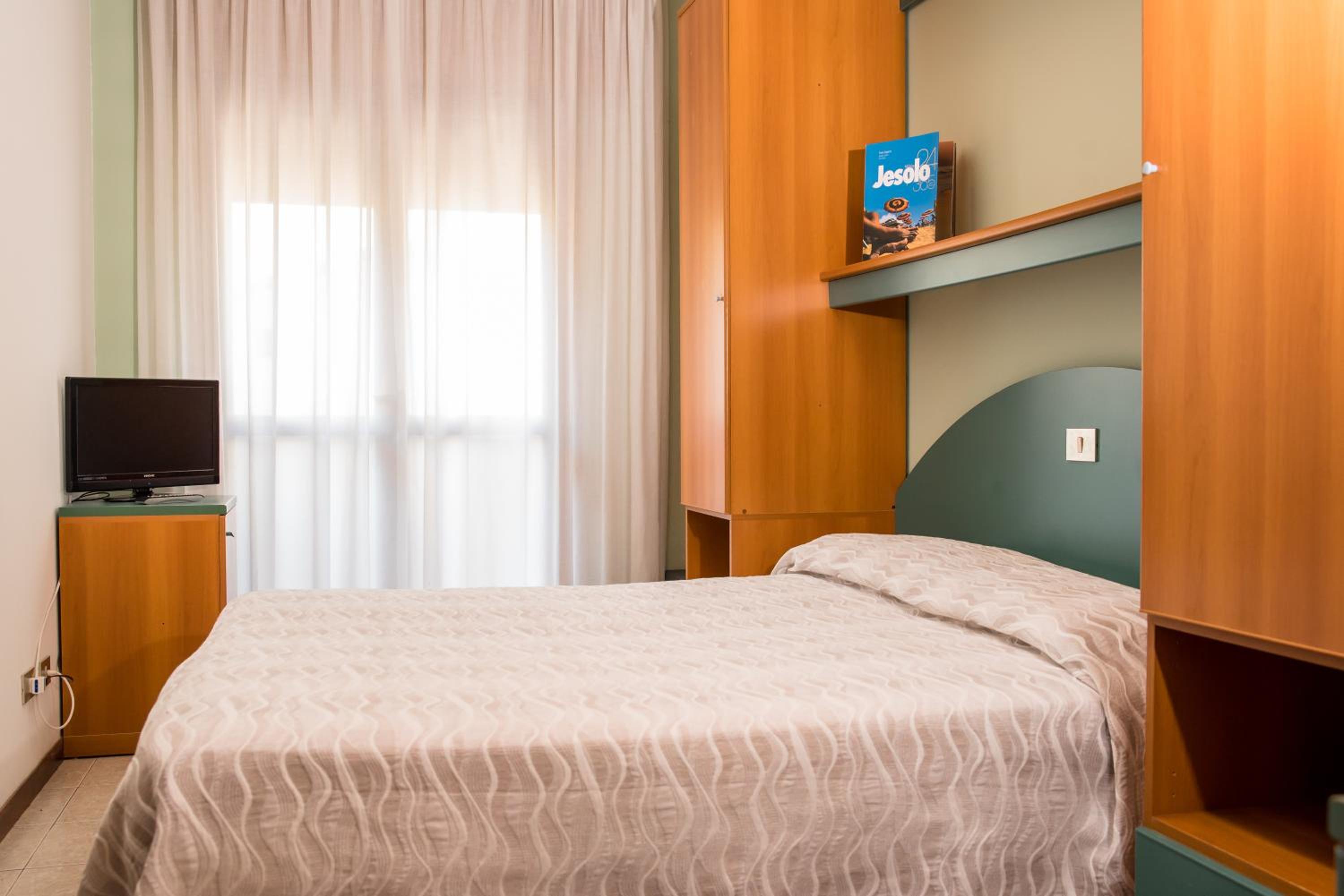 Standard Double or Twin Room - Photo 8