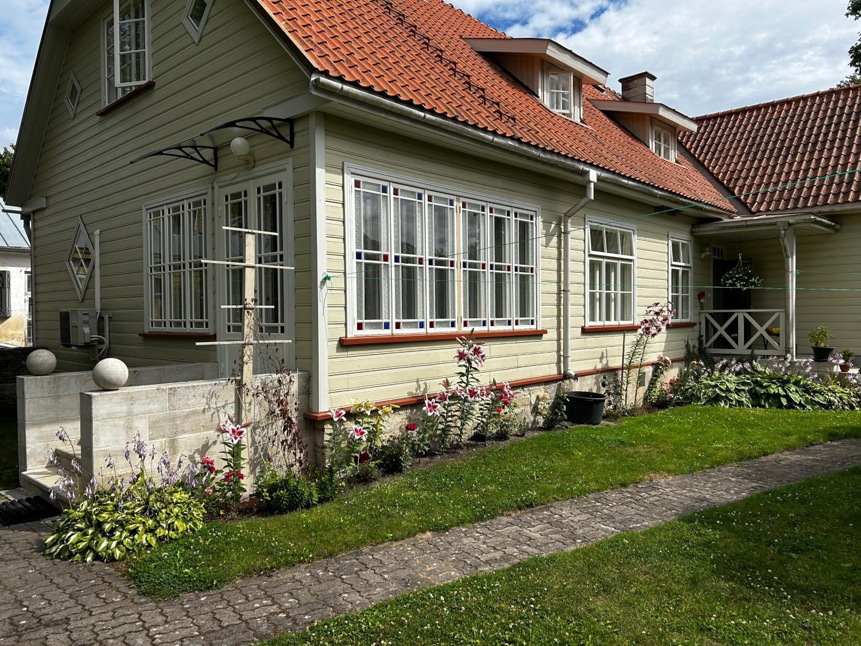 Three-Bedroom House photo 3