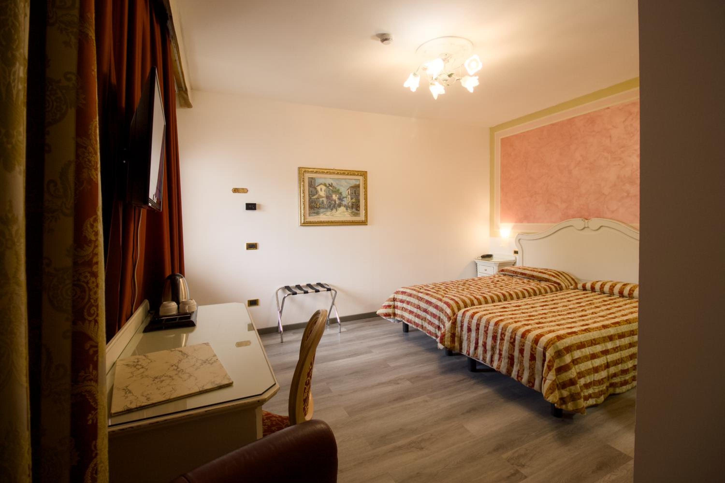 Double or Twin Room - Dependence photo 2