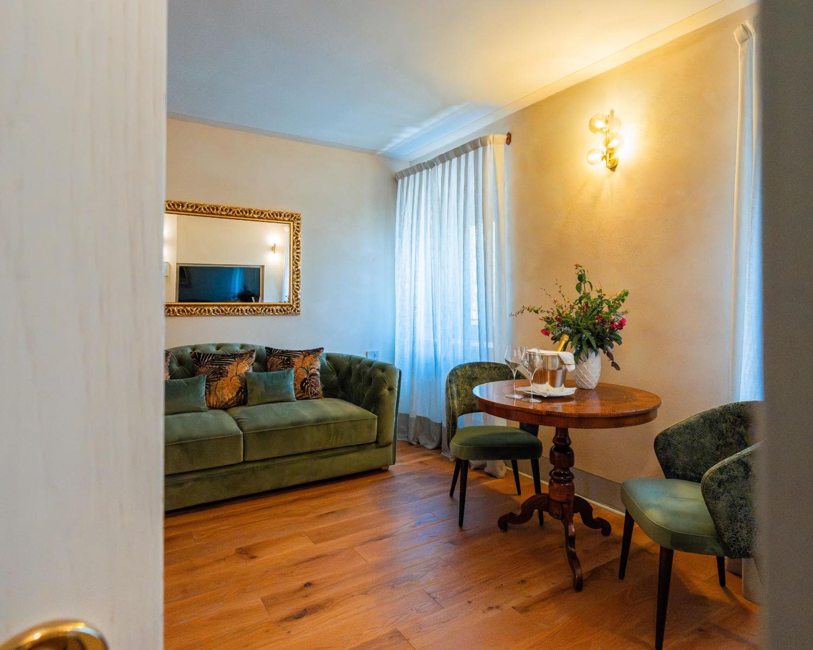Suite - Photo 3