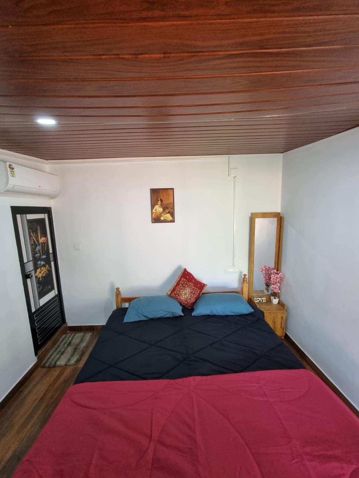 Family Room With Balcony photo 2