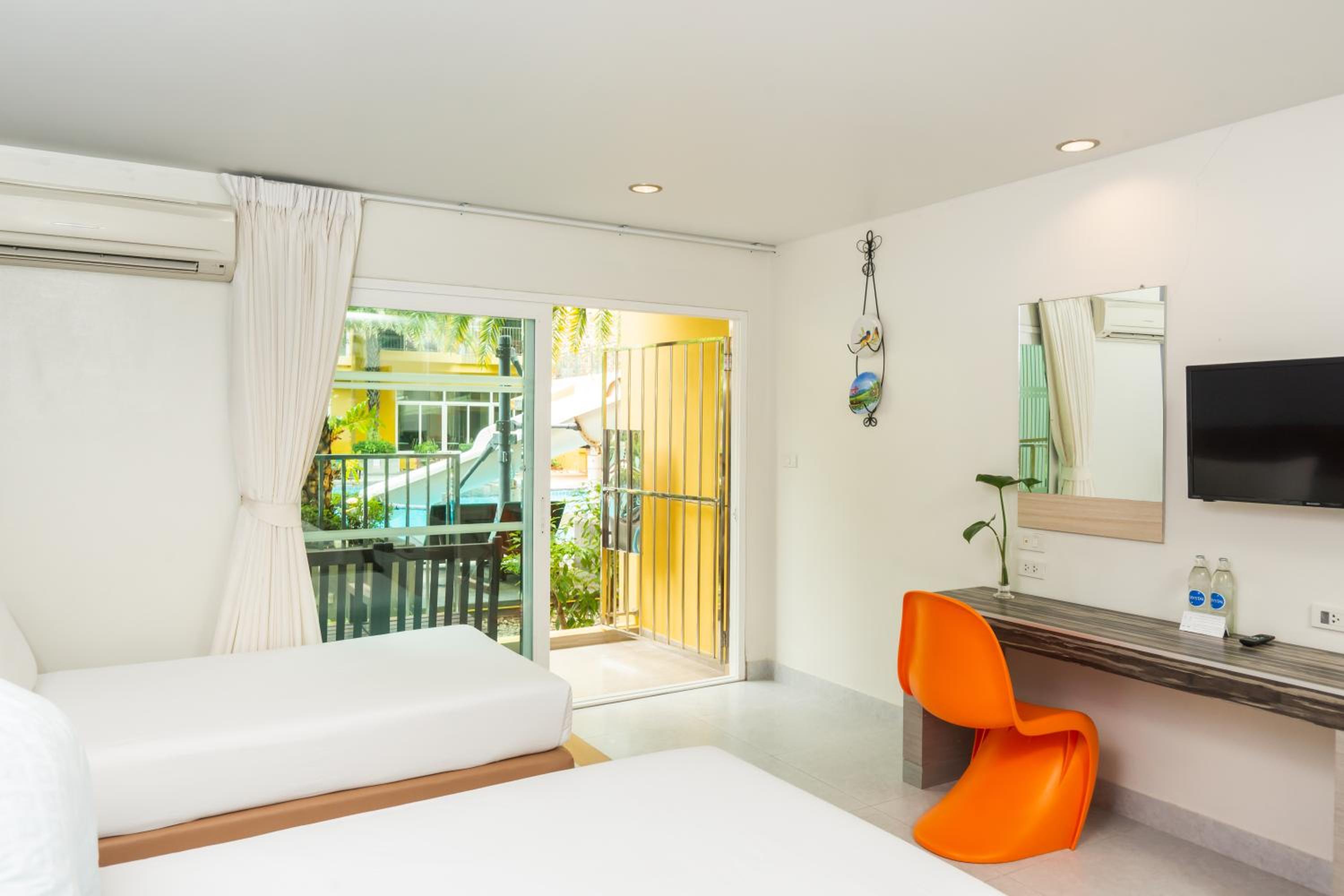 Deluxe Pool Access Room - Photo 6