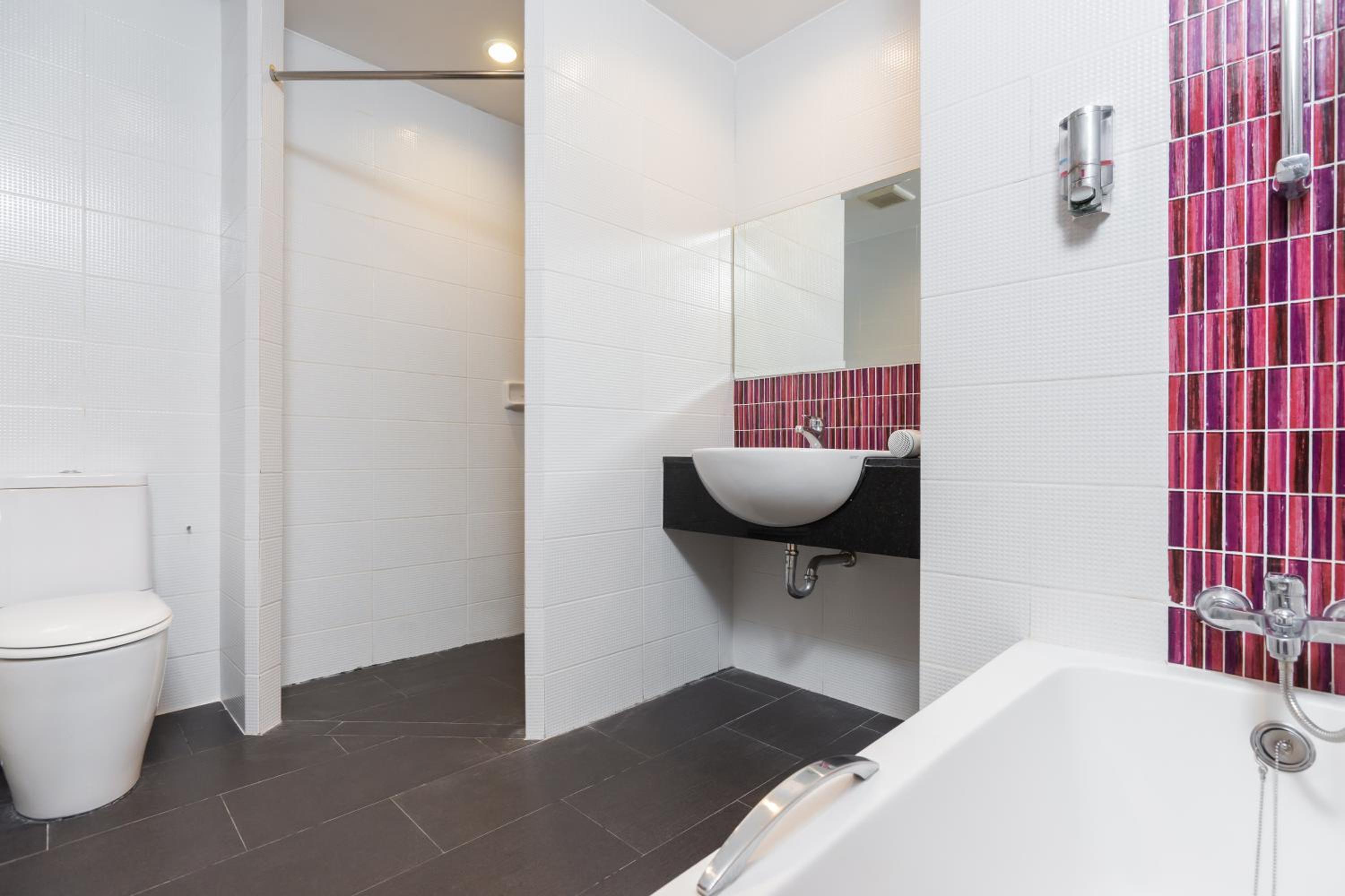 Grand Suite Pool Access - Photo 2
