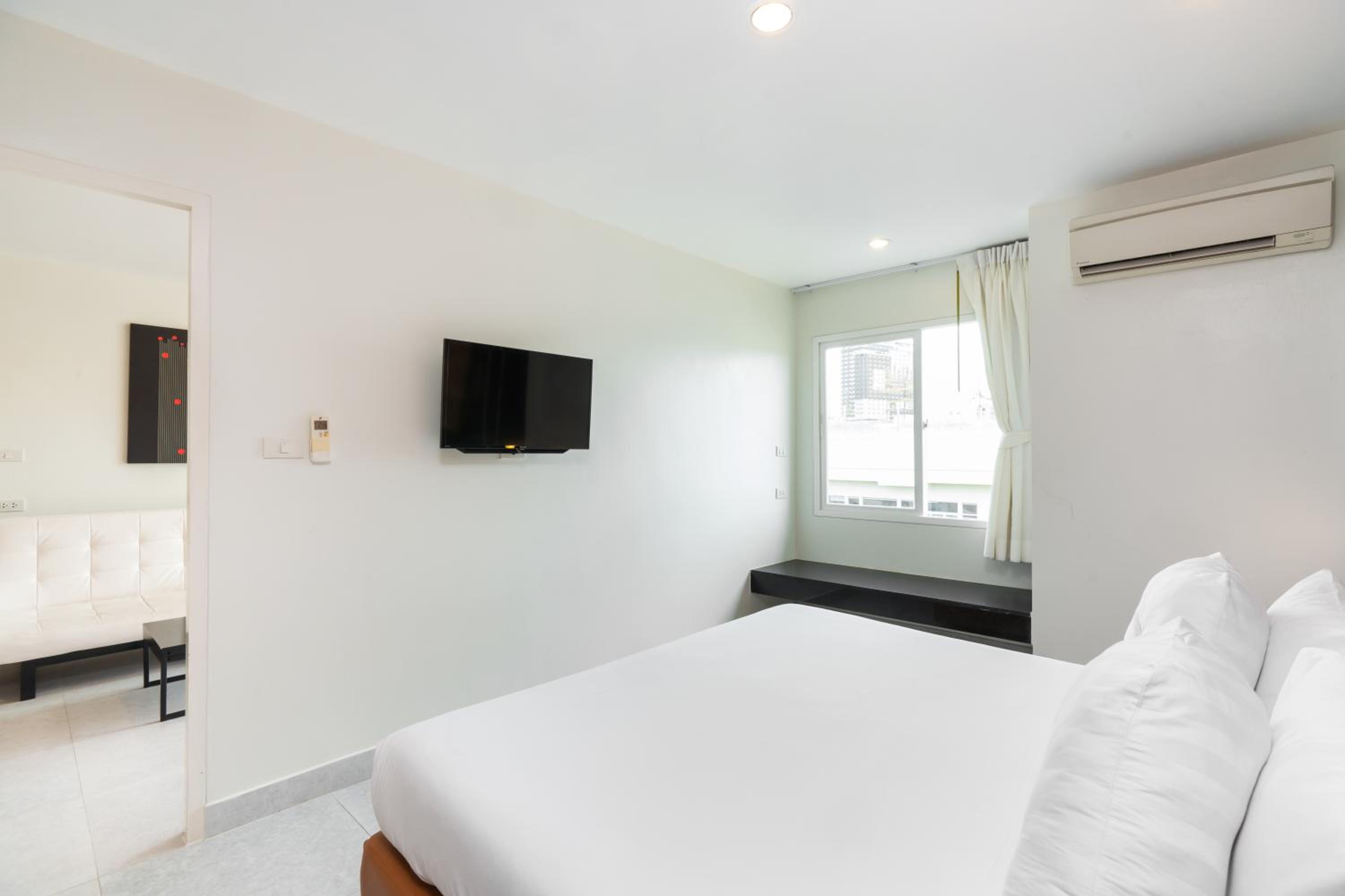 Grand Suite Pool Access - Photo 6