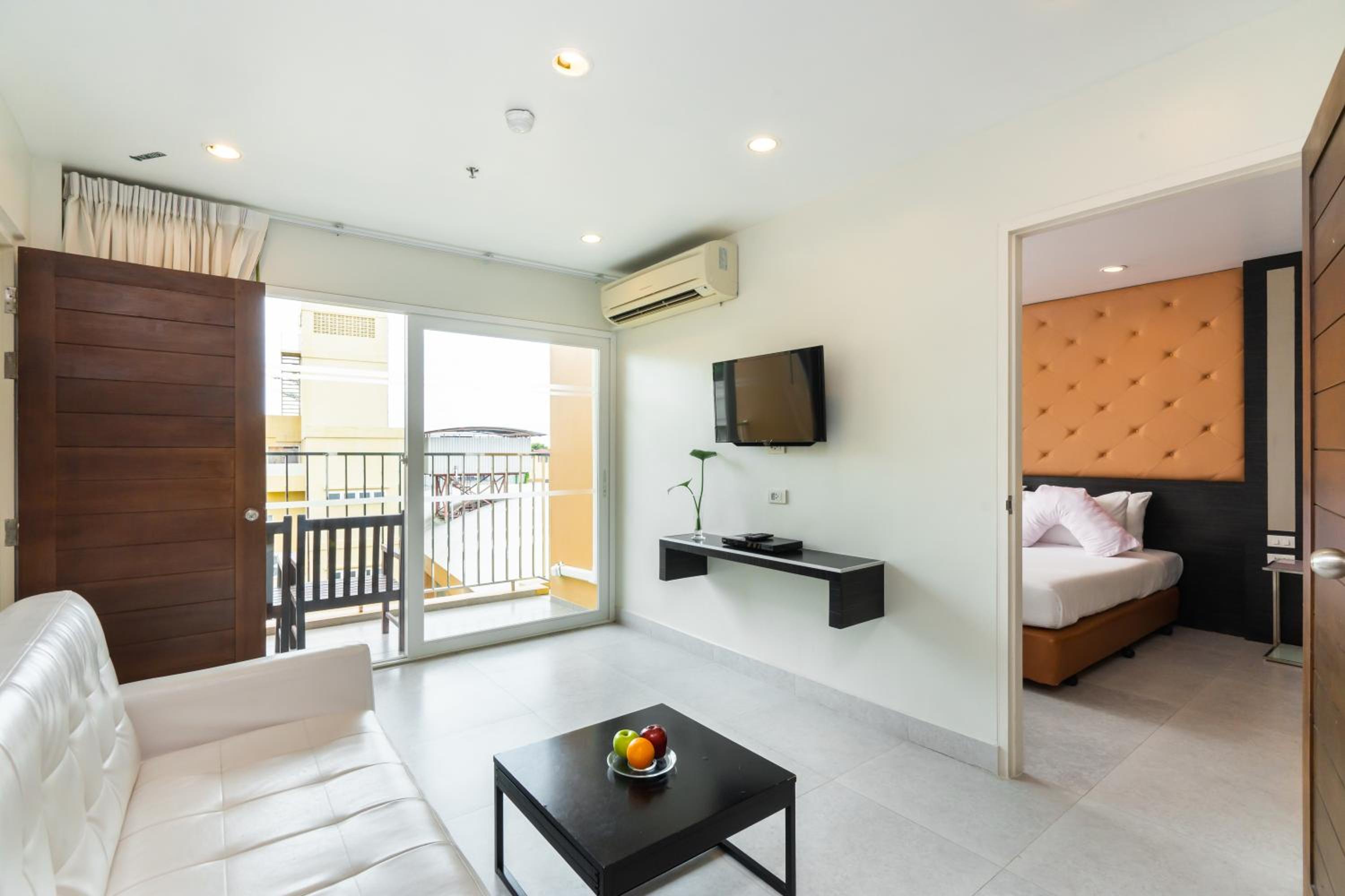 Grand Suite Pool Access - Photo 4