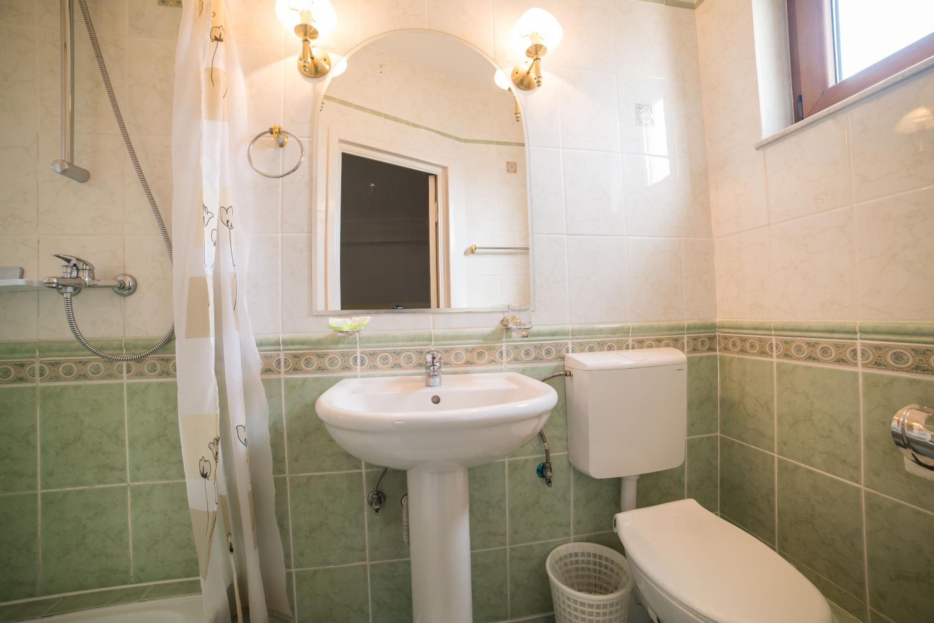 Double Room - Photo 10