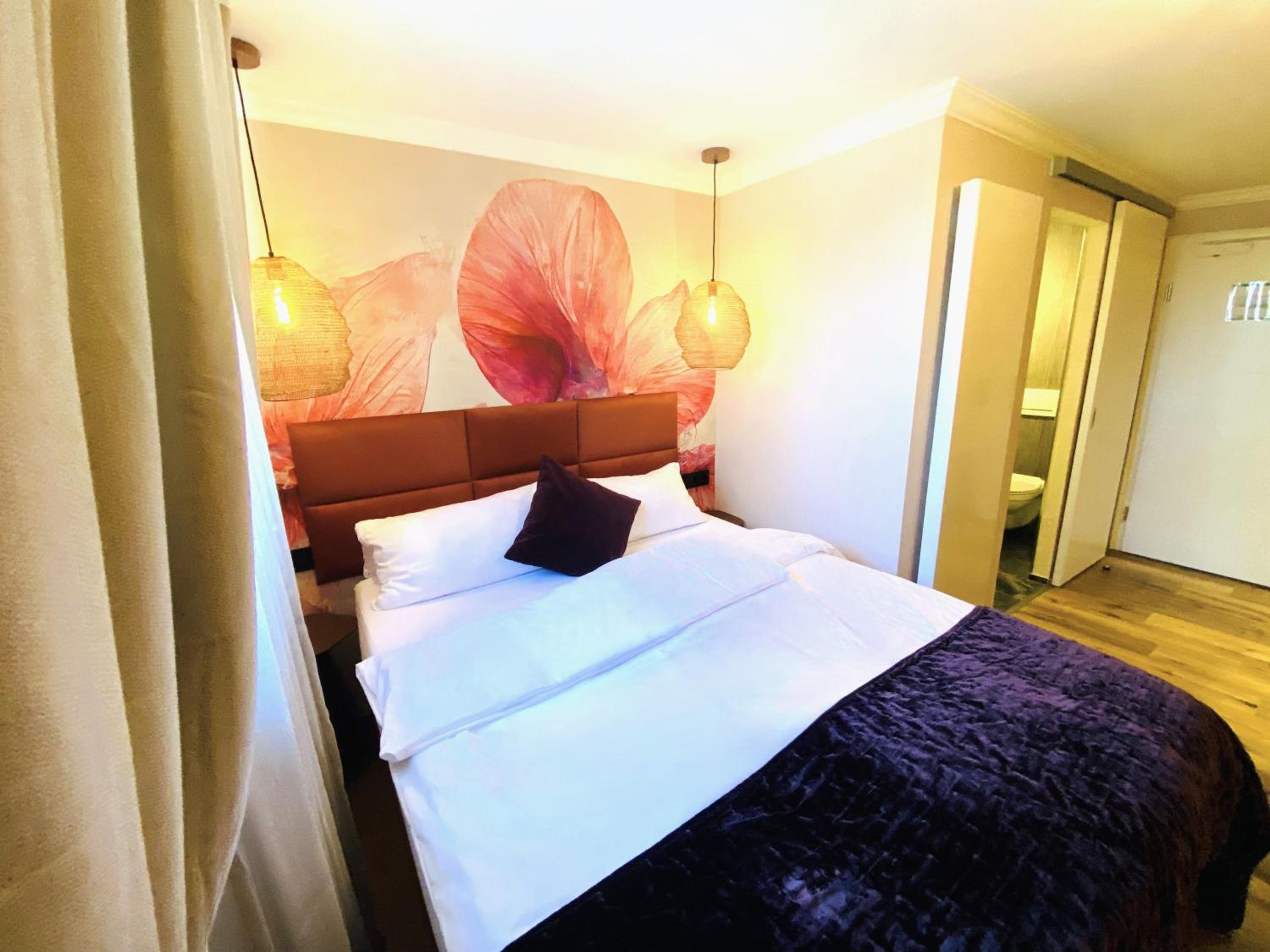 Queen Room - Photo 18