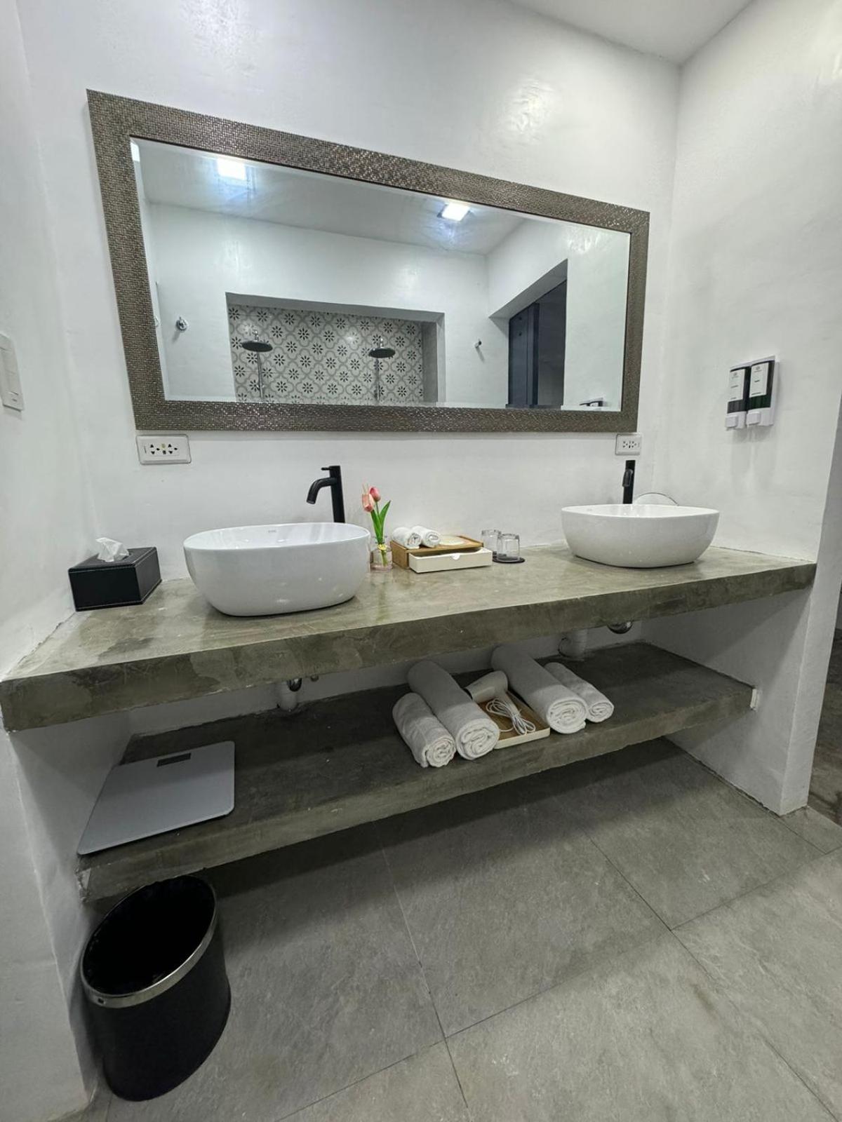 Executive Suite - Photo 10