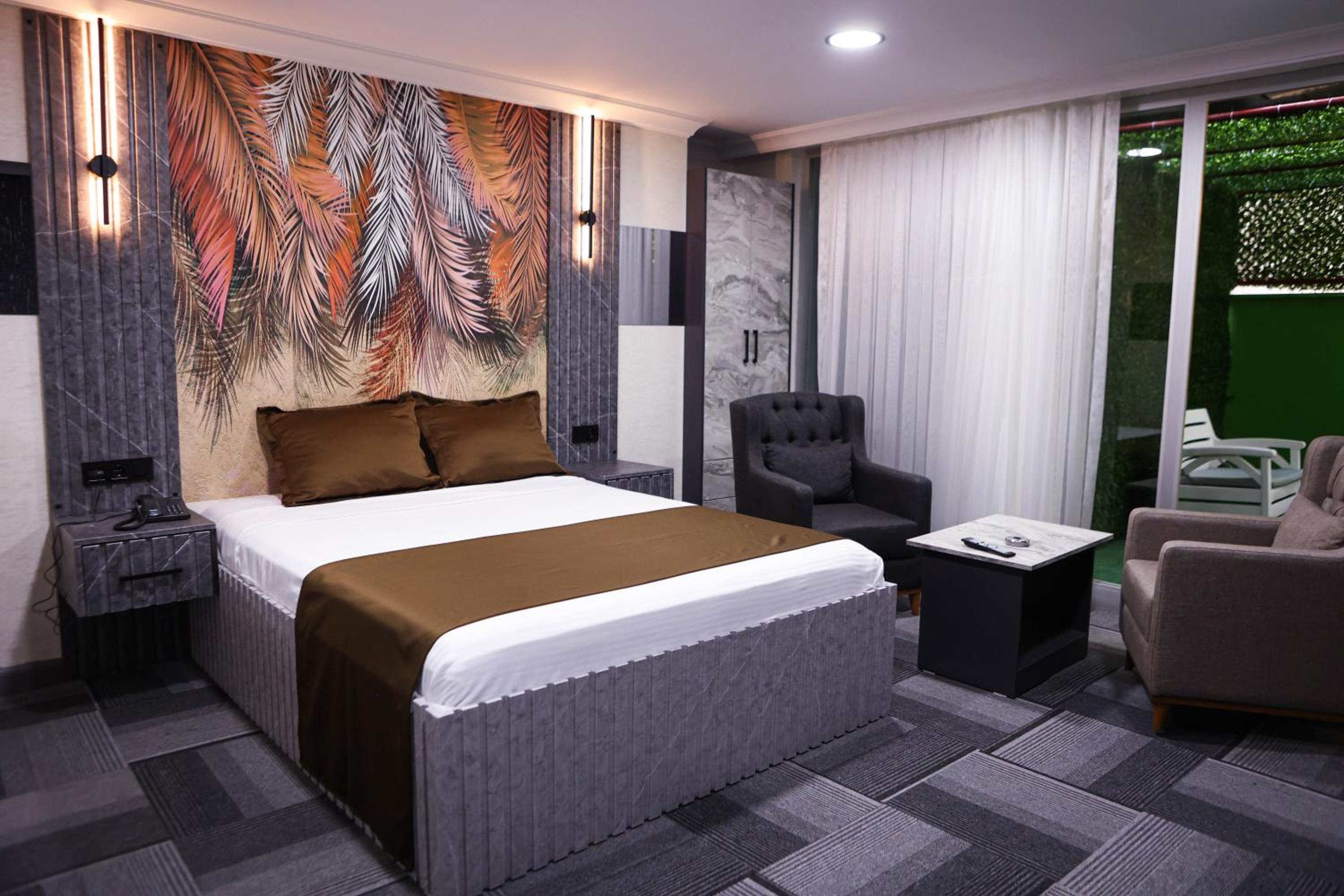 Double Room with Balcony - Photo 3