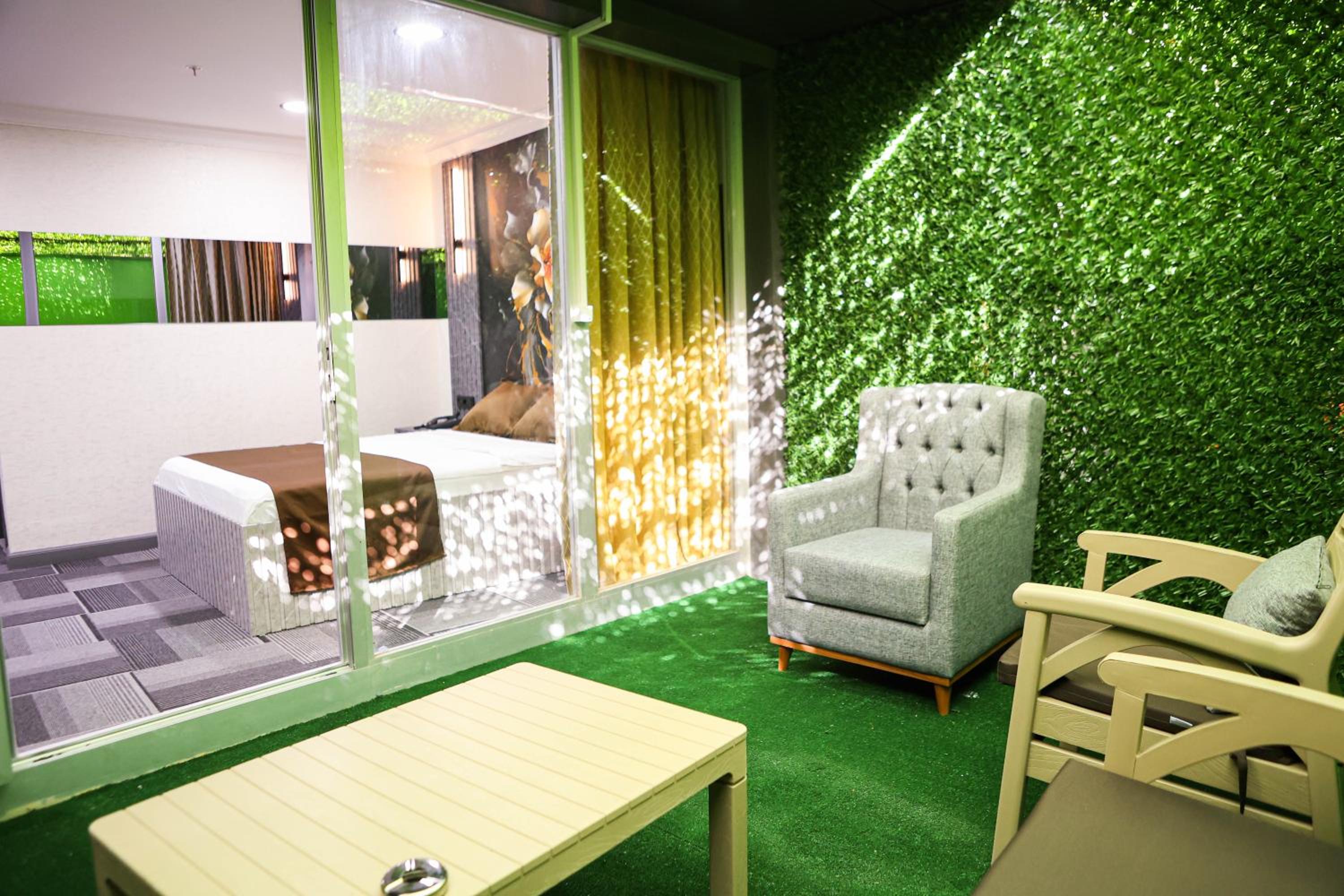 Double Room with Balcony - Photo 11