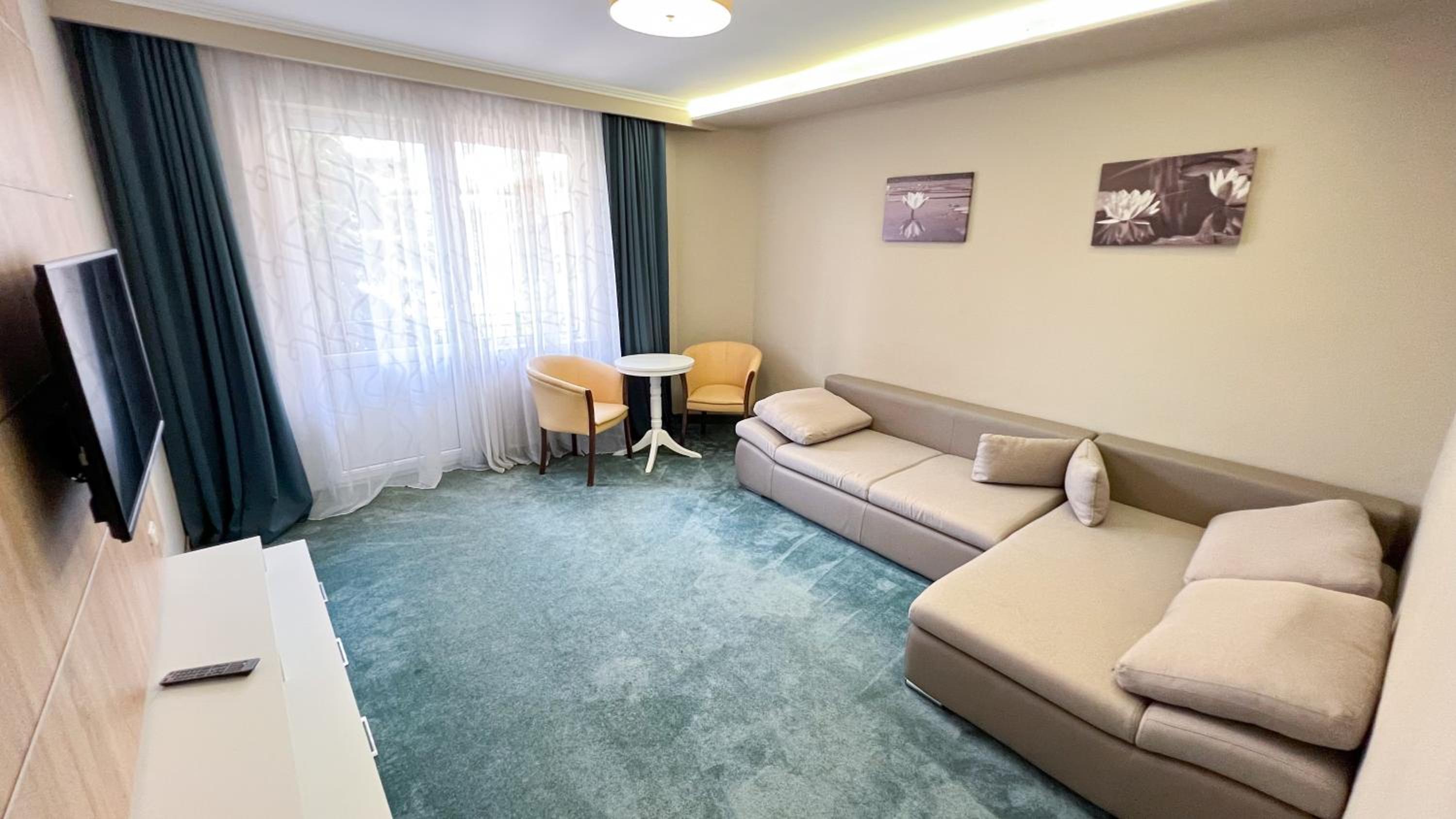 One-Bedroom Suite - Photo 2