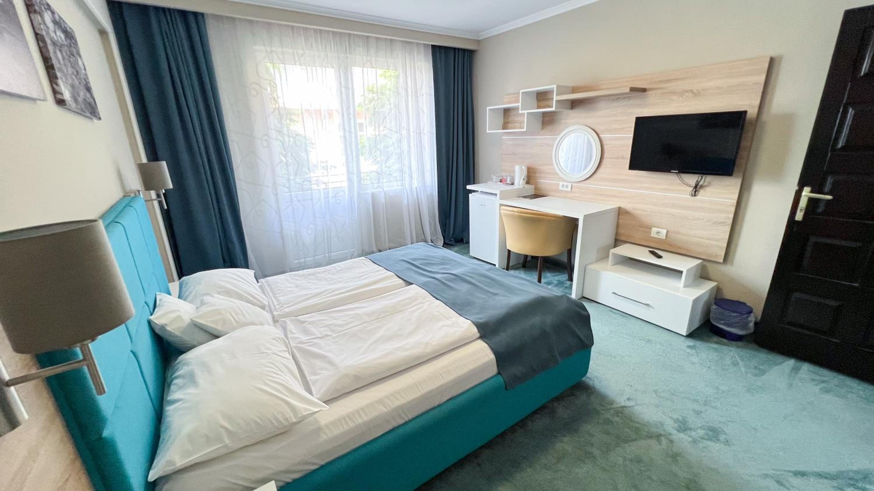 One-Bedroom Suite - Photo 3