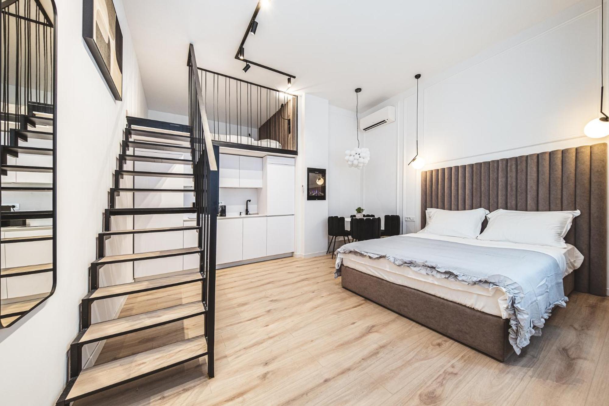 Deluxe One-Bedroom Apartment