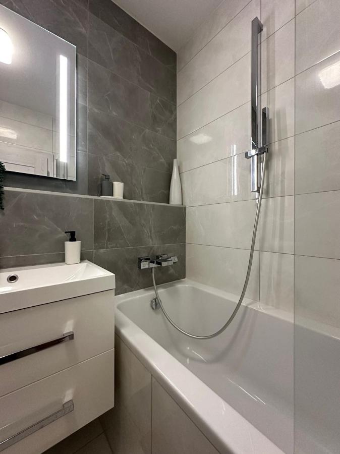 One-Bedroom Apartment with Balcony photo 2