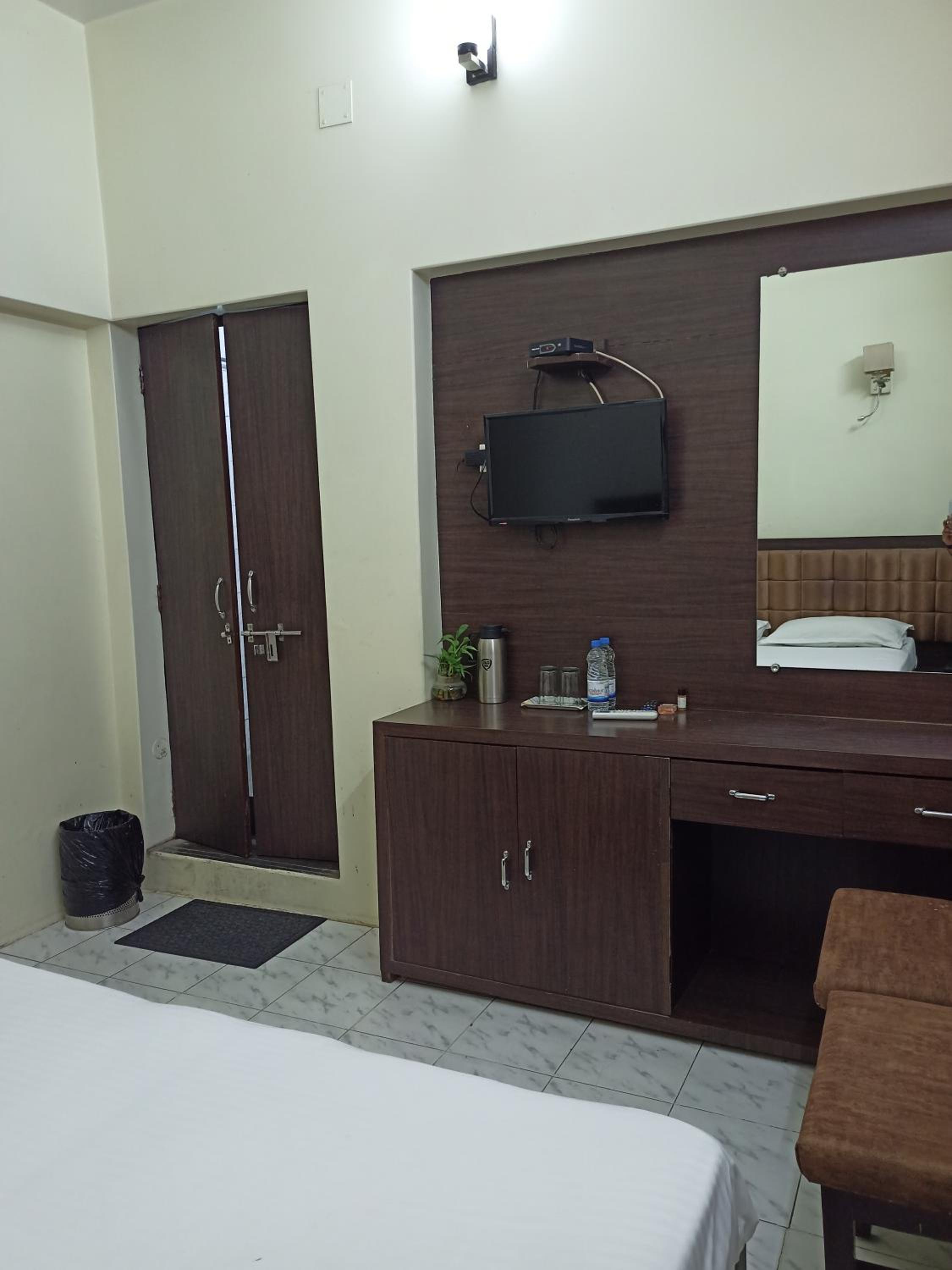 Standard Double Room (Includes Ganga Aarti and Darshan assistance to Kashi Vishwanath Temple) photo 3