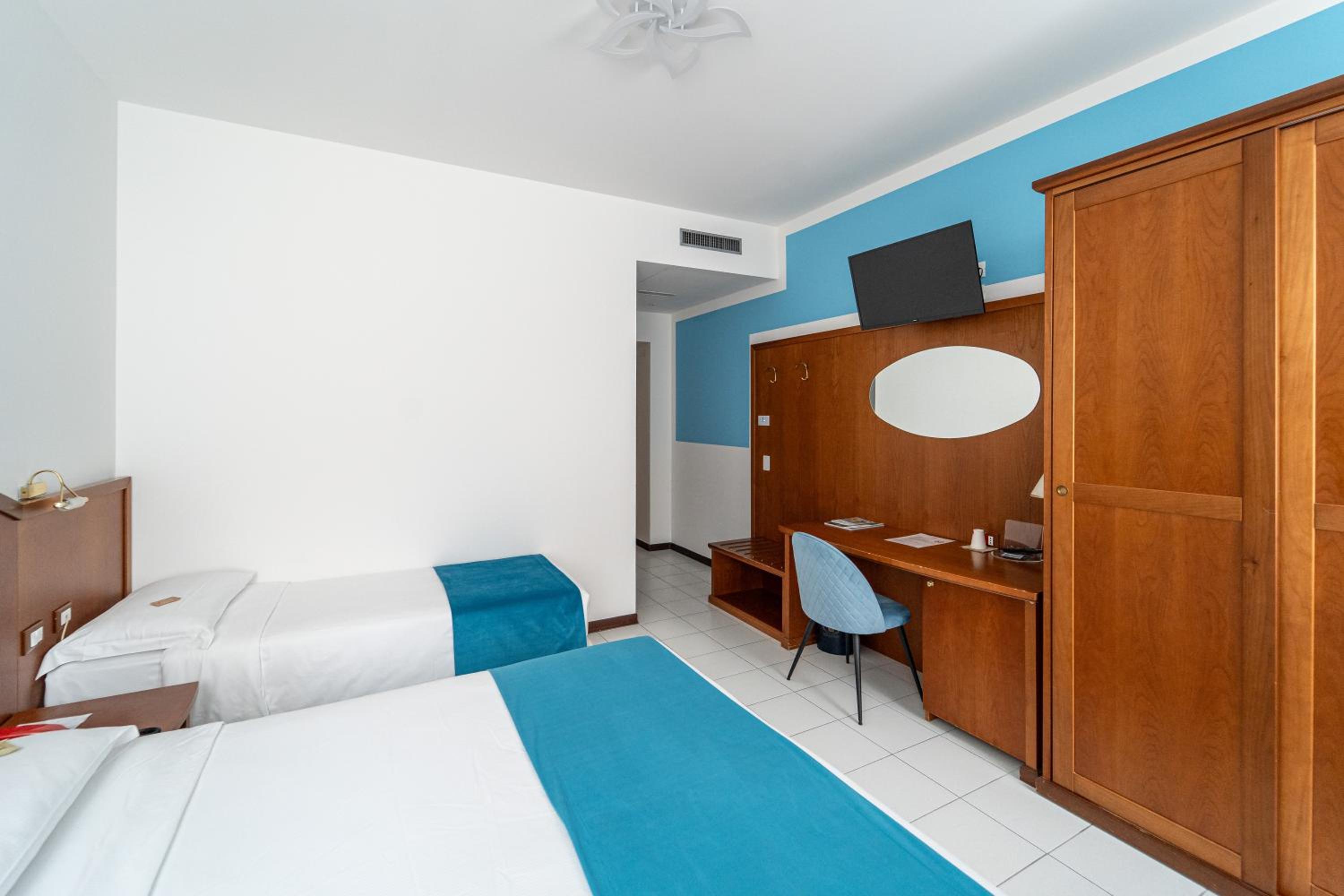 Standard Triple Room - Photo 17