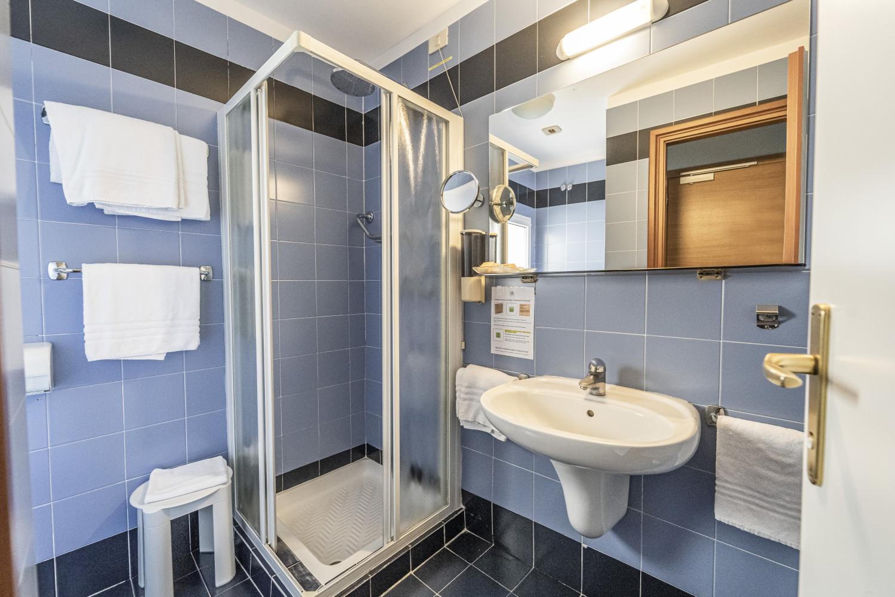 Standard Triple Room - Photo 22