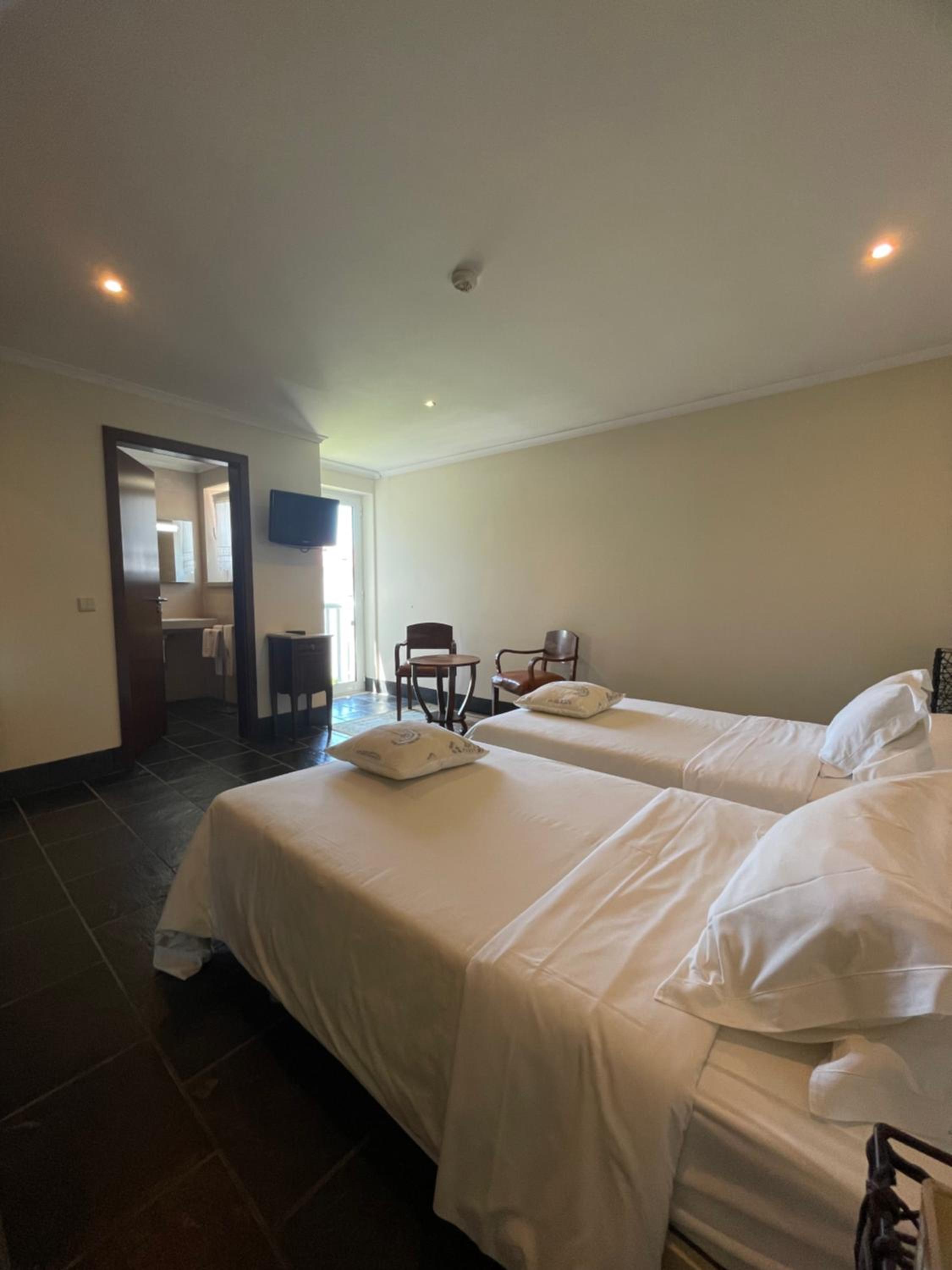 Twin Room - Photo 11