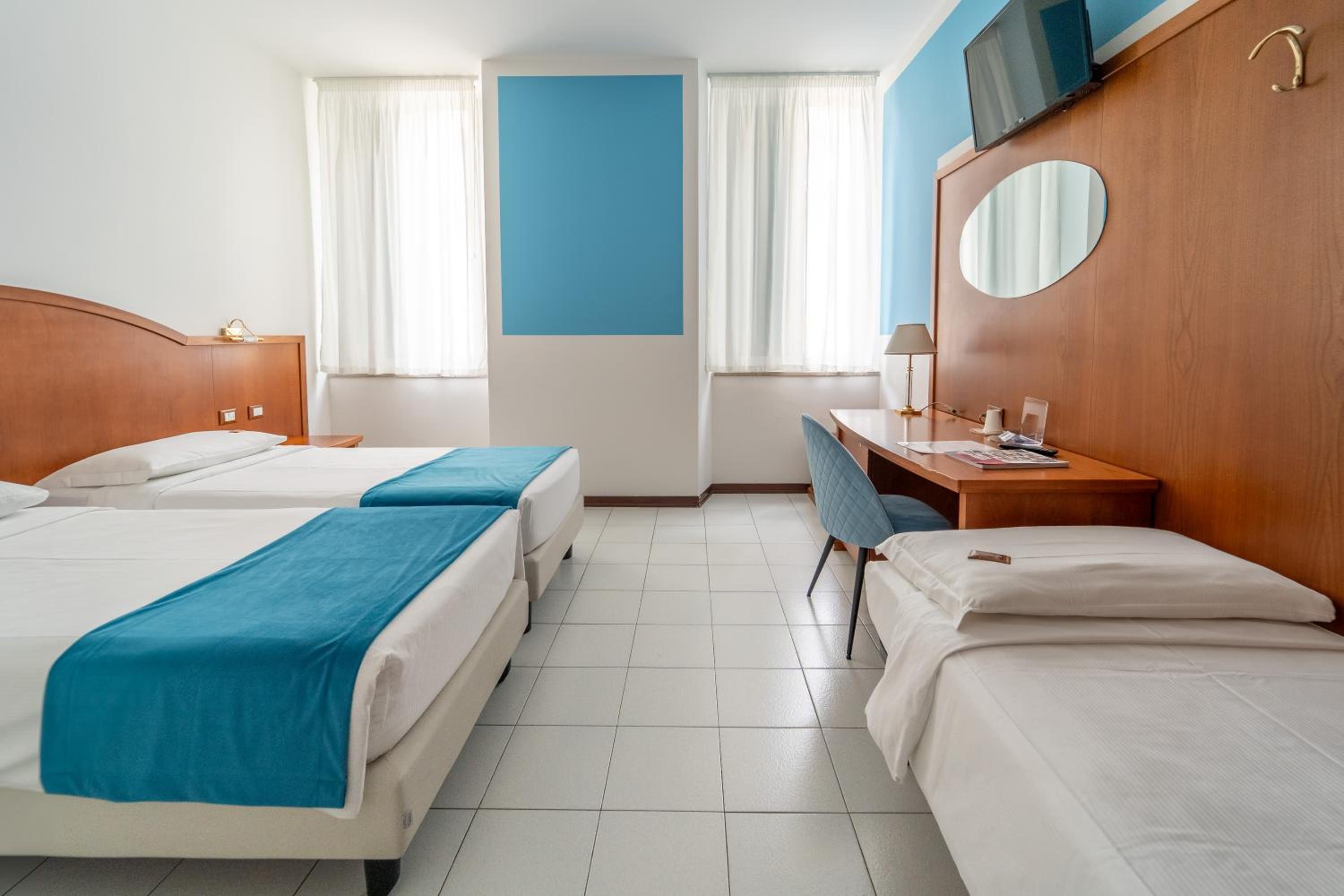 Quadruple Room - Photo 9