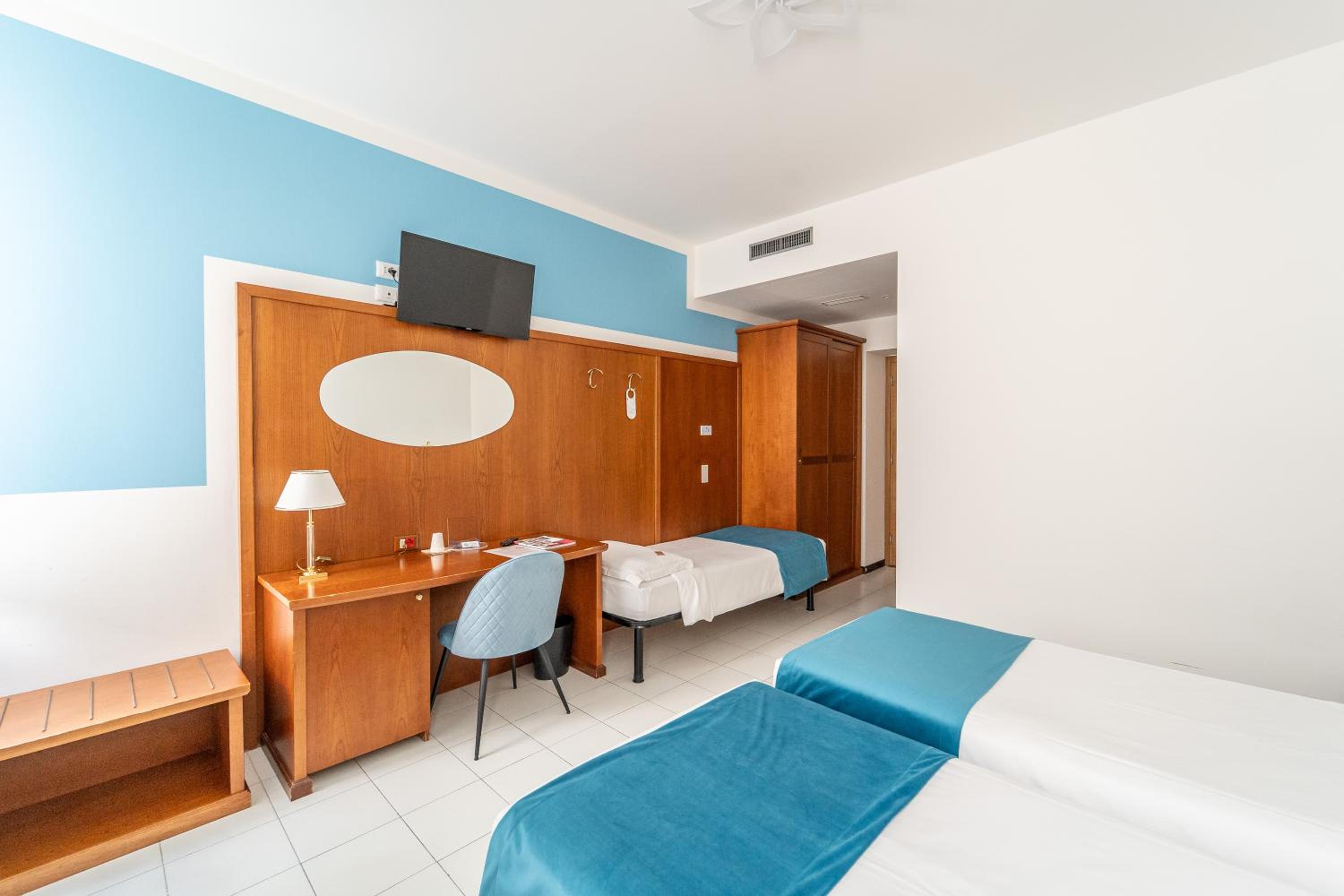Quadruple Room - Photo 1