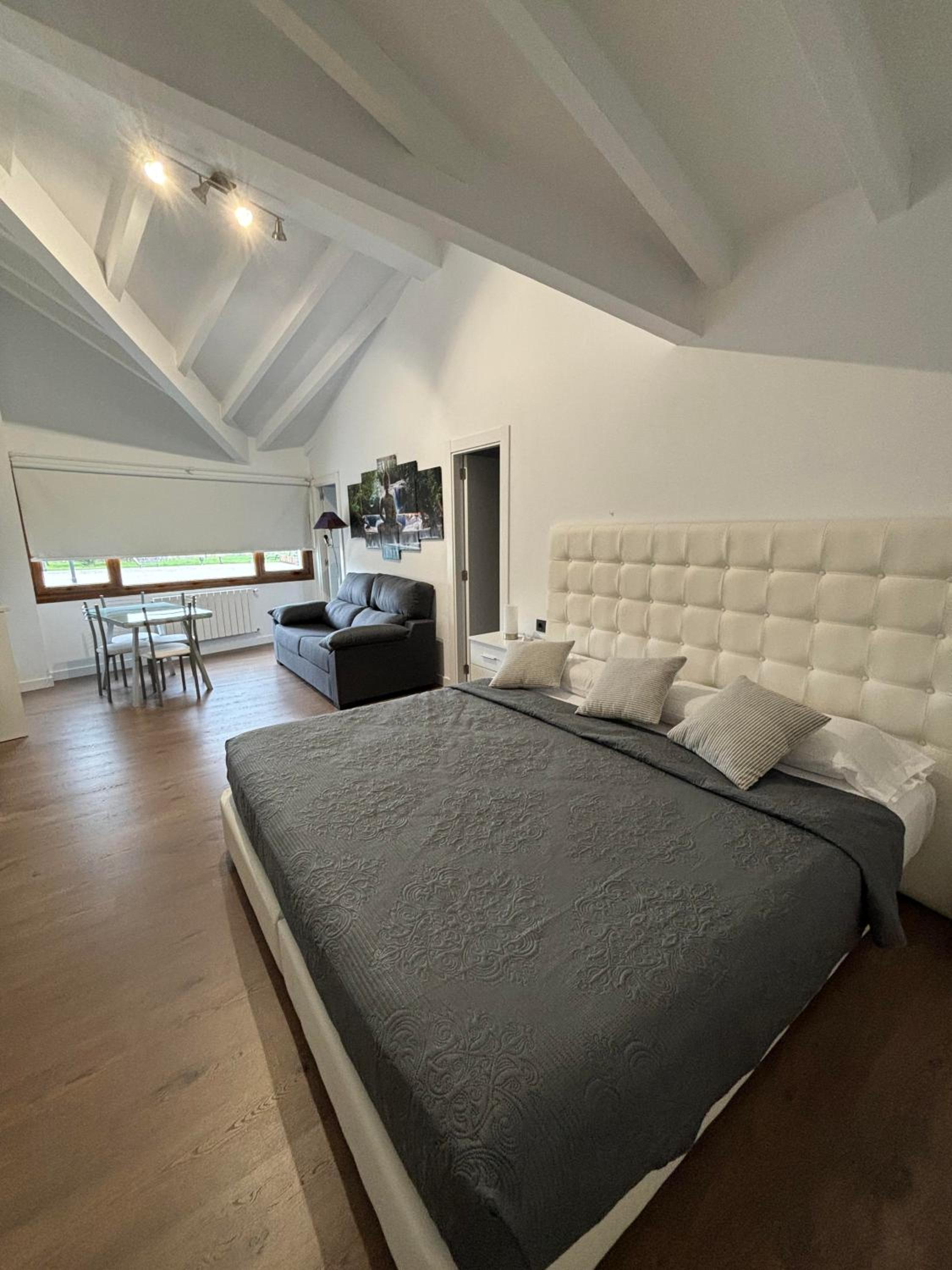 Two-Bedroom Deluxe Apartment - Photo 4