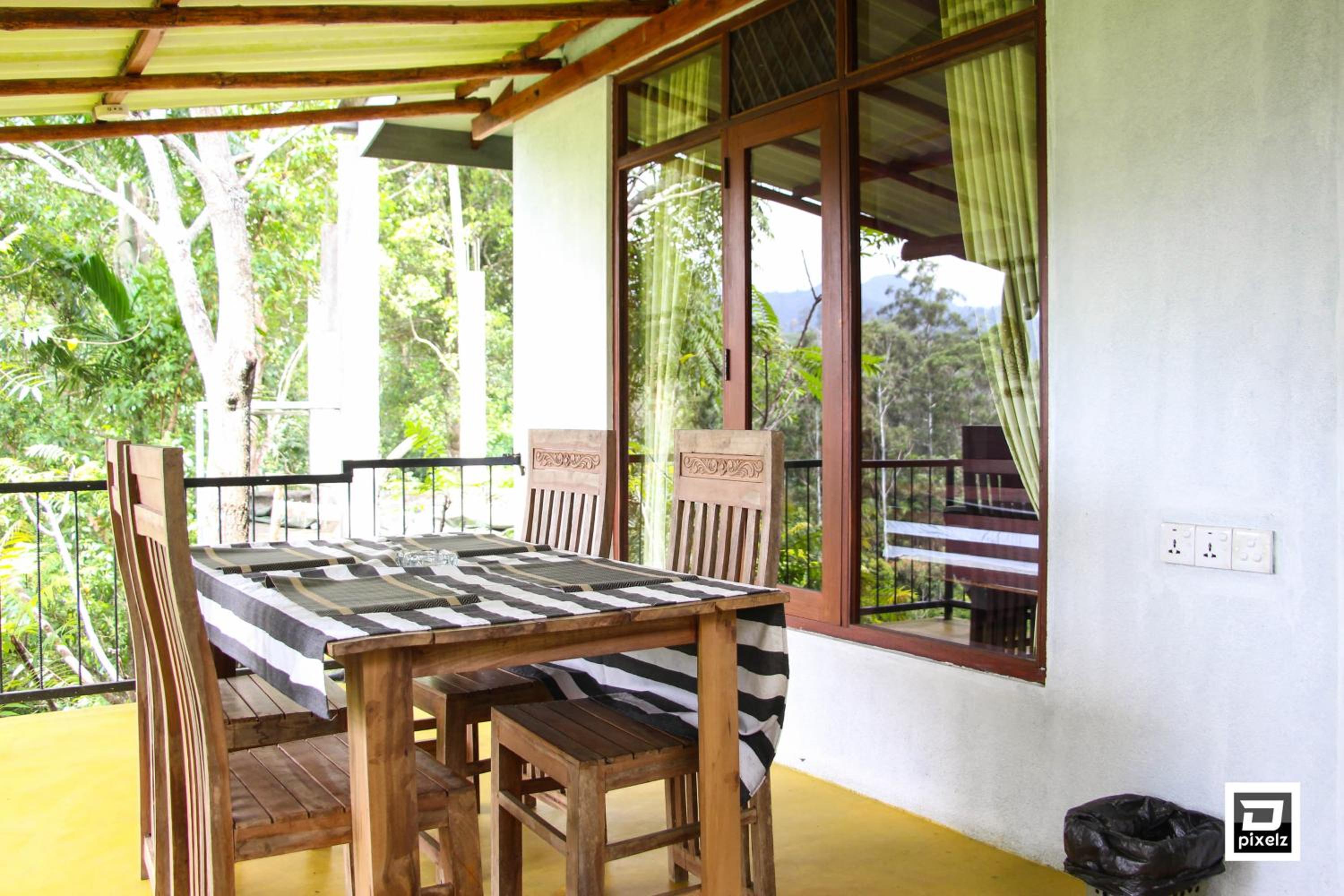 Family Room With Mountain View photo 2