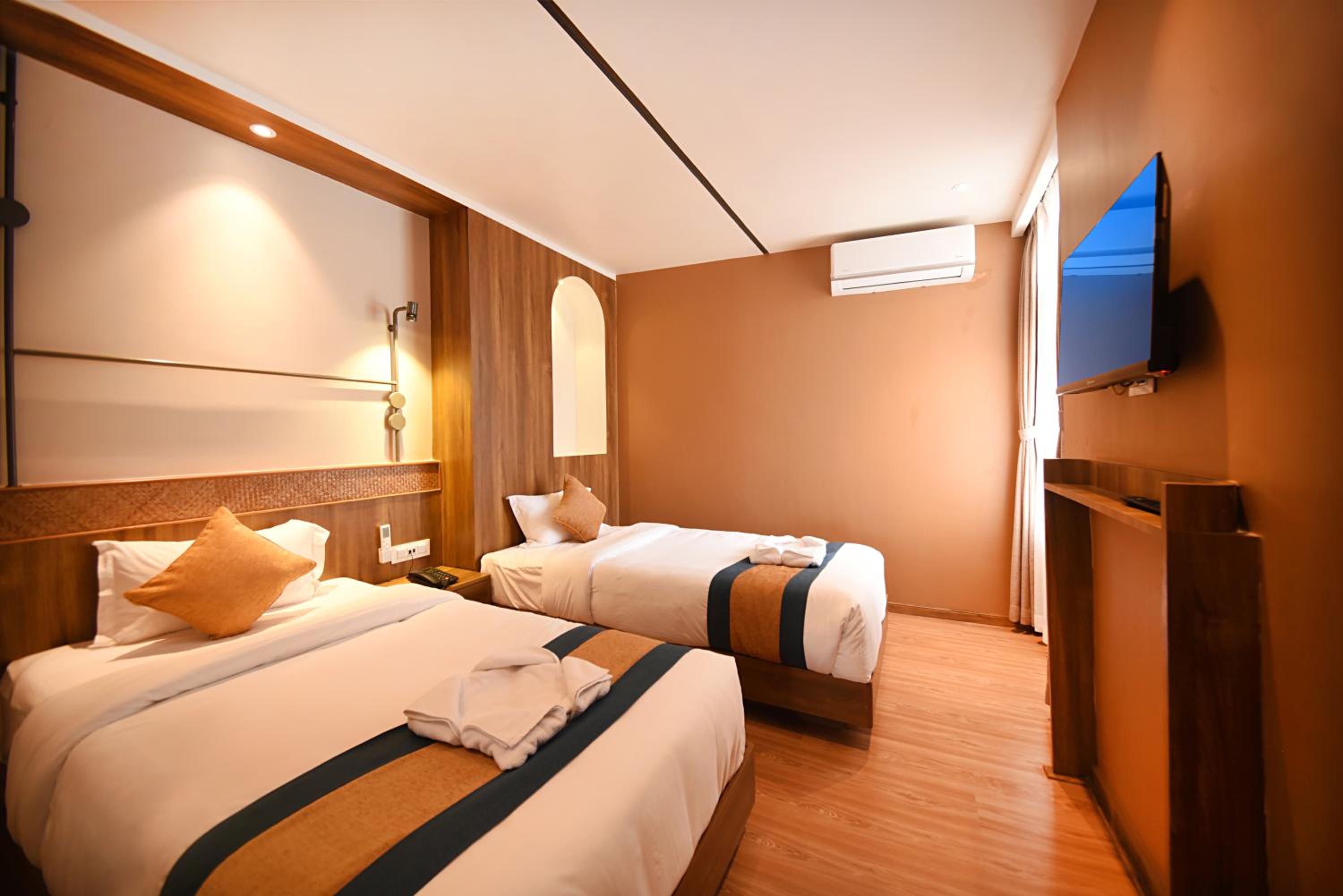 Deluxe Twin Room - Photo 23